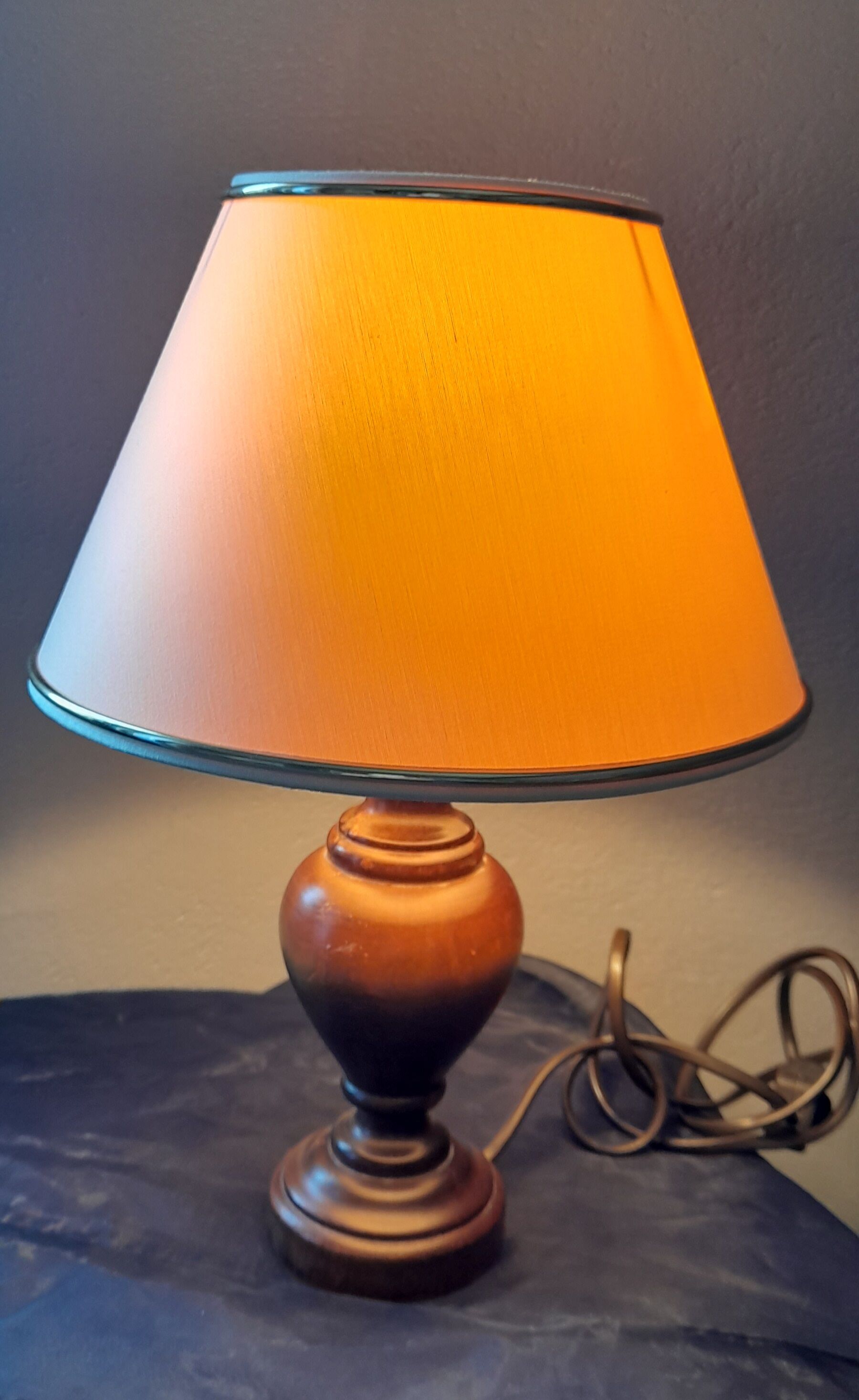 Small table lamp foot turned wood, unbleached lampshade - vintage