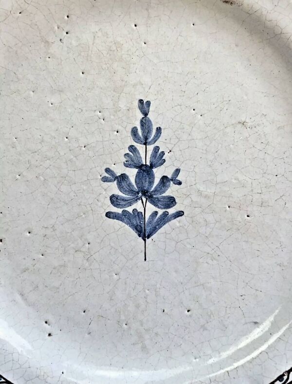 Ancien plat rond semi creux XVIII Forges les eaux Rouen cul noir