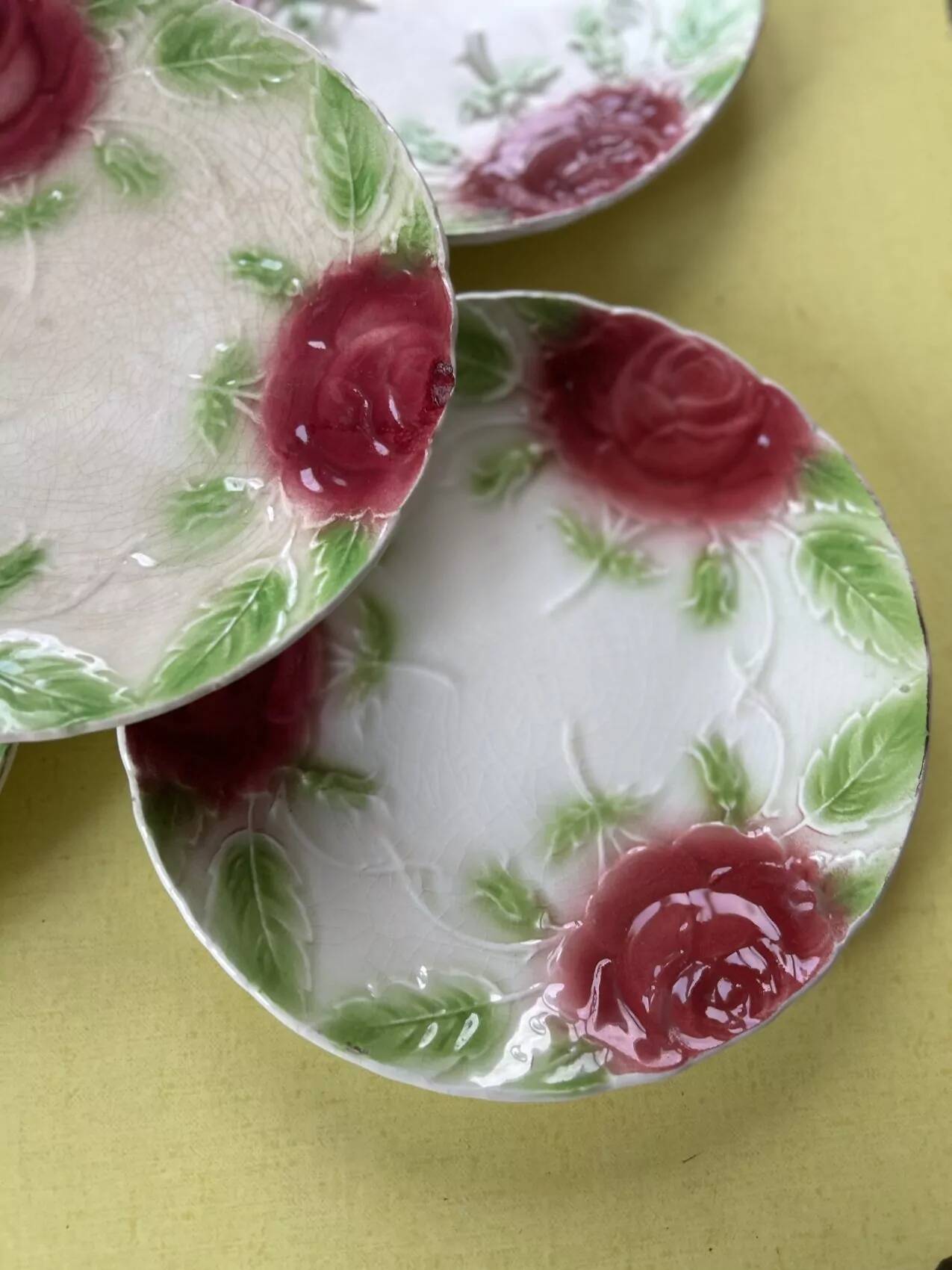 Set of 8 barbotine plates, the Onnaing roses – early 20th century