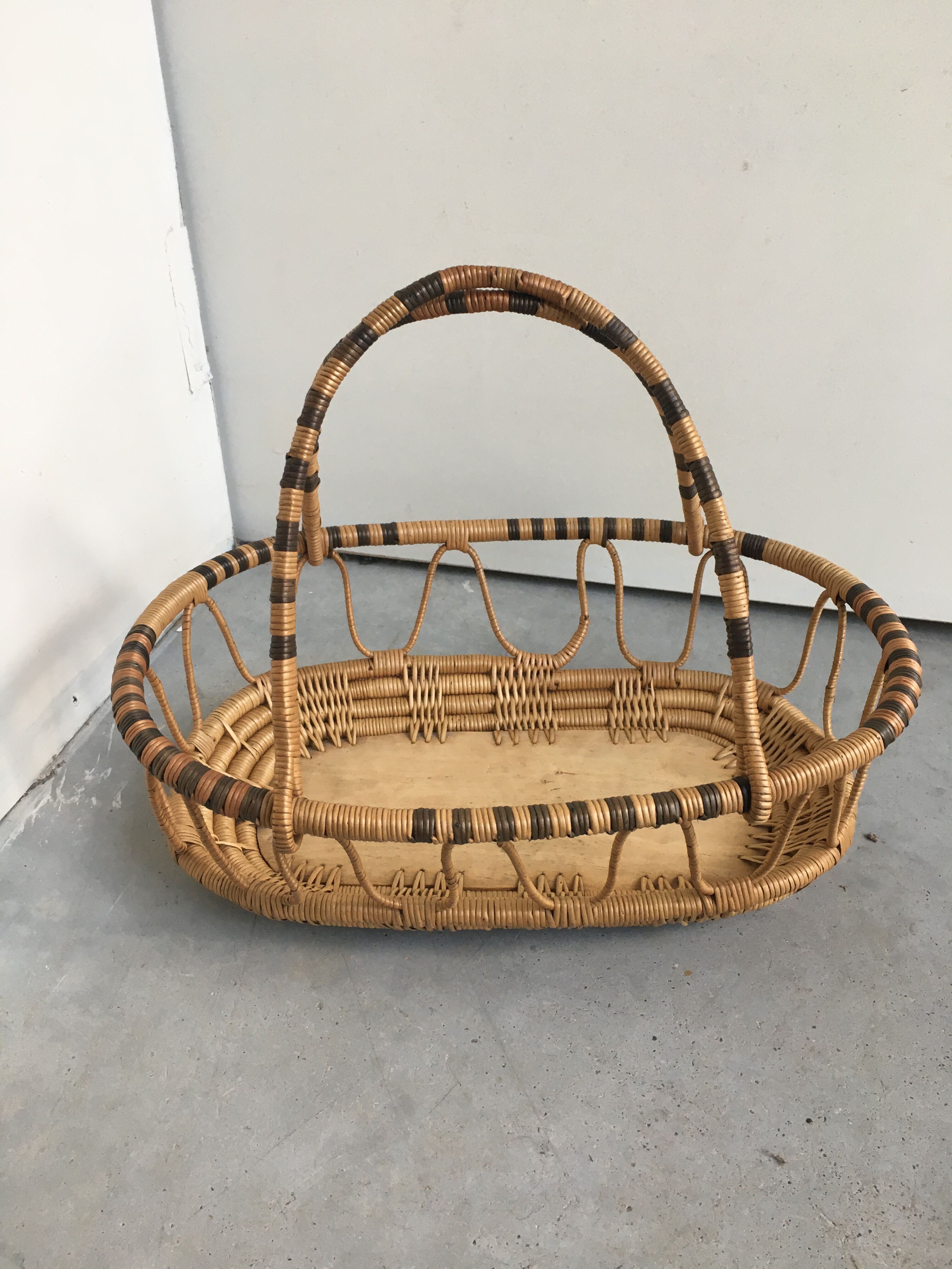 Handle basket