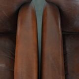 Ensemble de 2 fauteuils en peau de mouton au design art déco avec des couleurs chaudes.