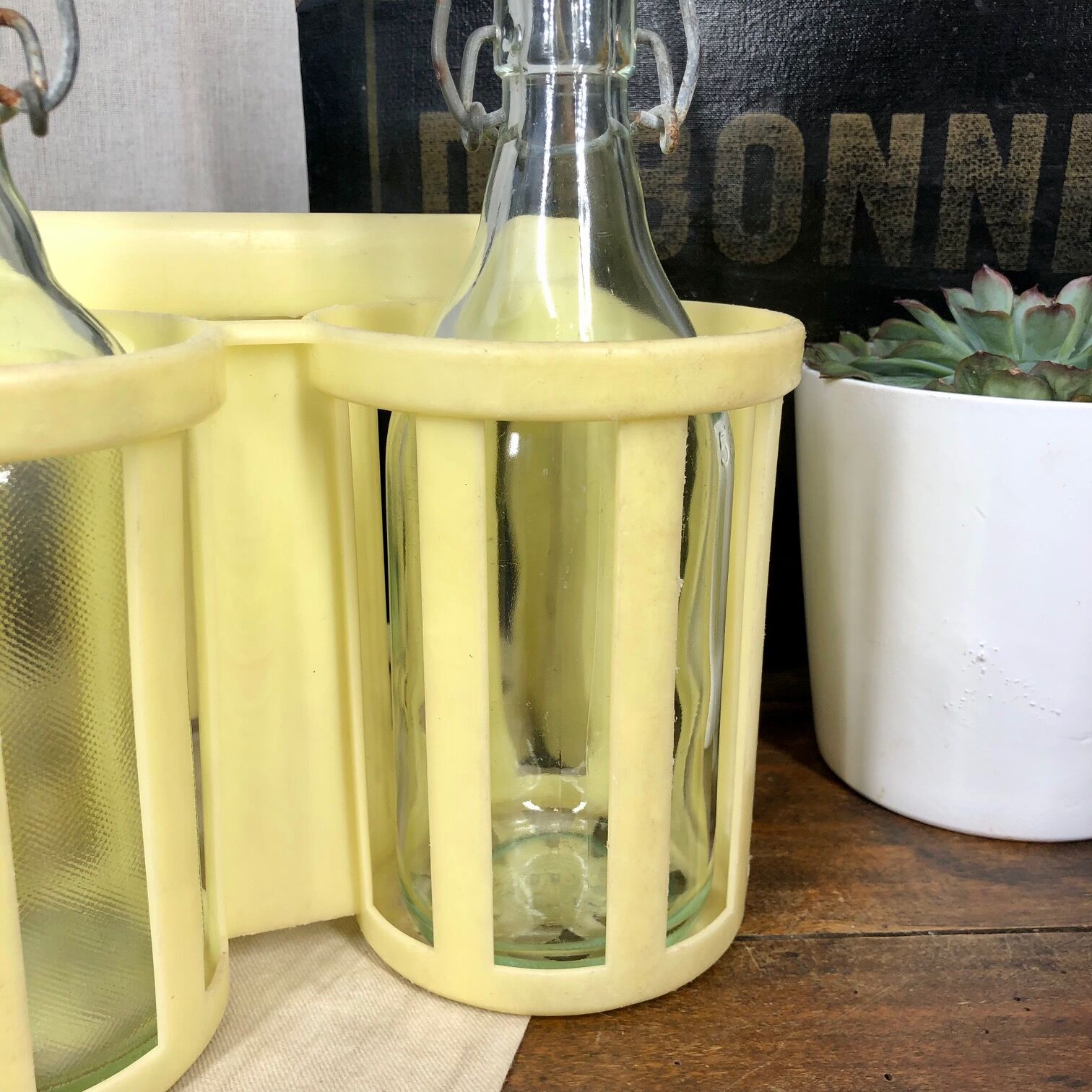 Porte-bouteille vintage jaune