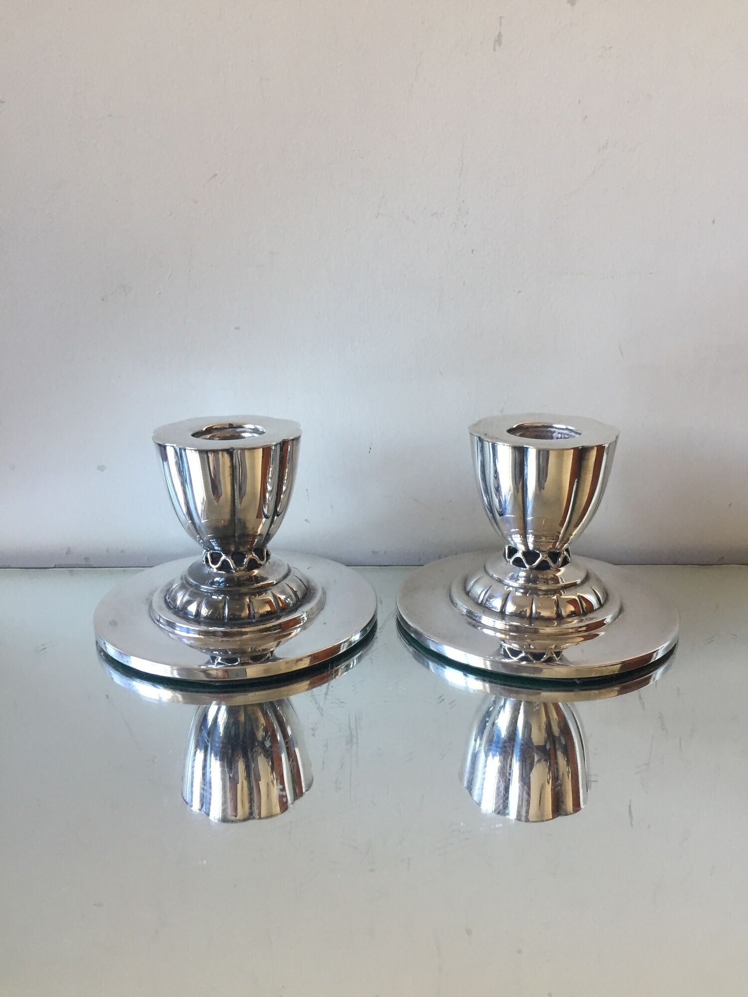 Paire de porte-bougies plaqués en argent art déco