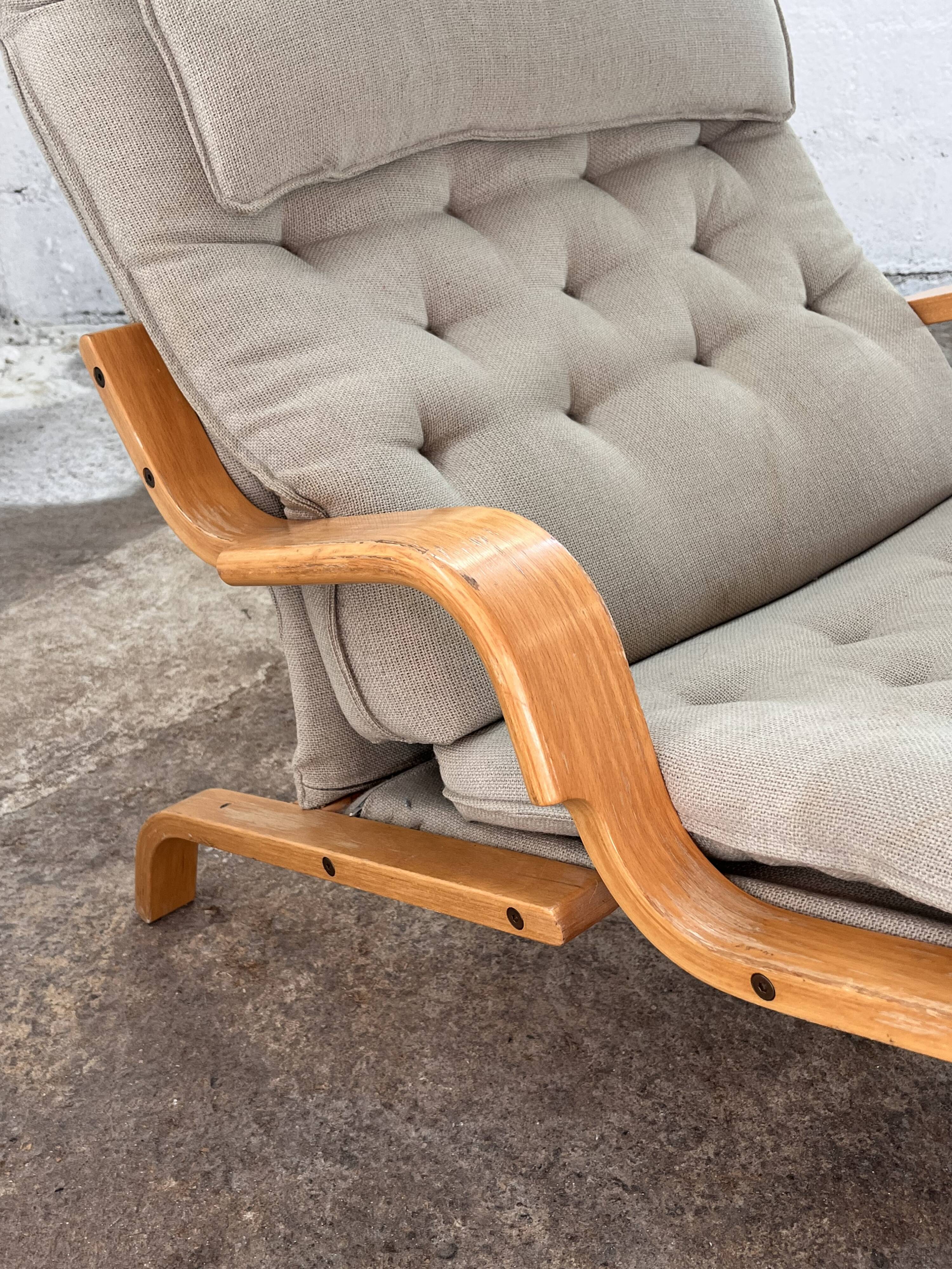 Scandinavian chaise longue