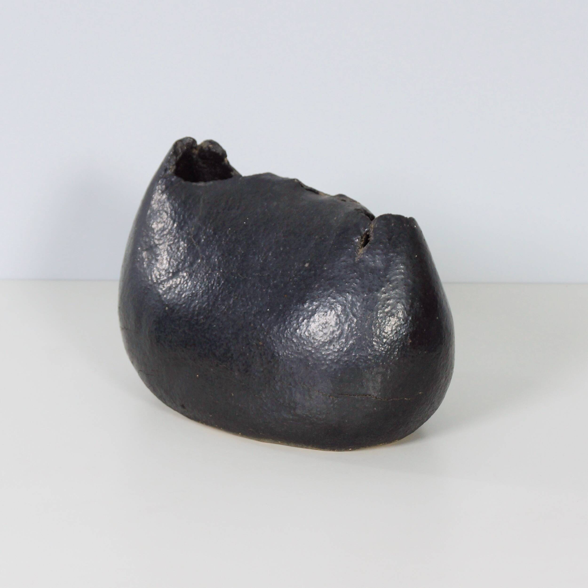 Sculptural vase by Keiko Yoshida from 1971 in black ceramic