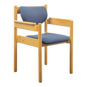 Une chaise avec accoudoirs - bois