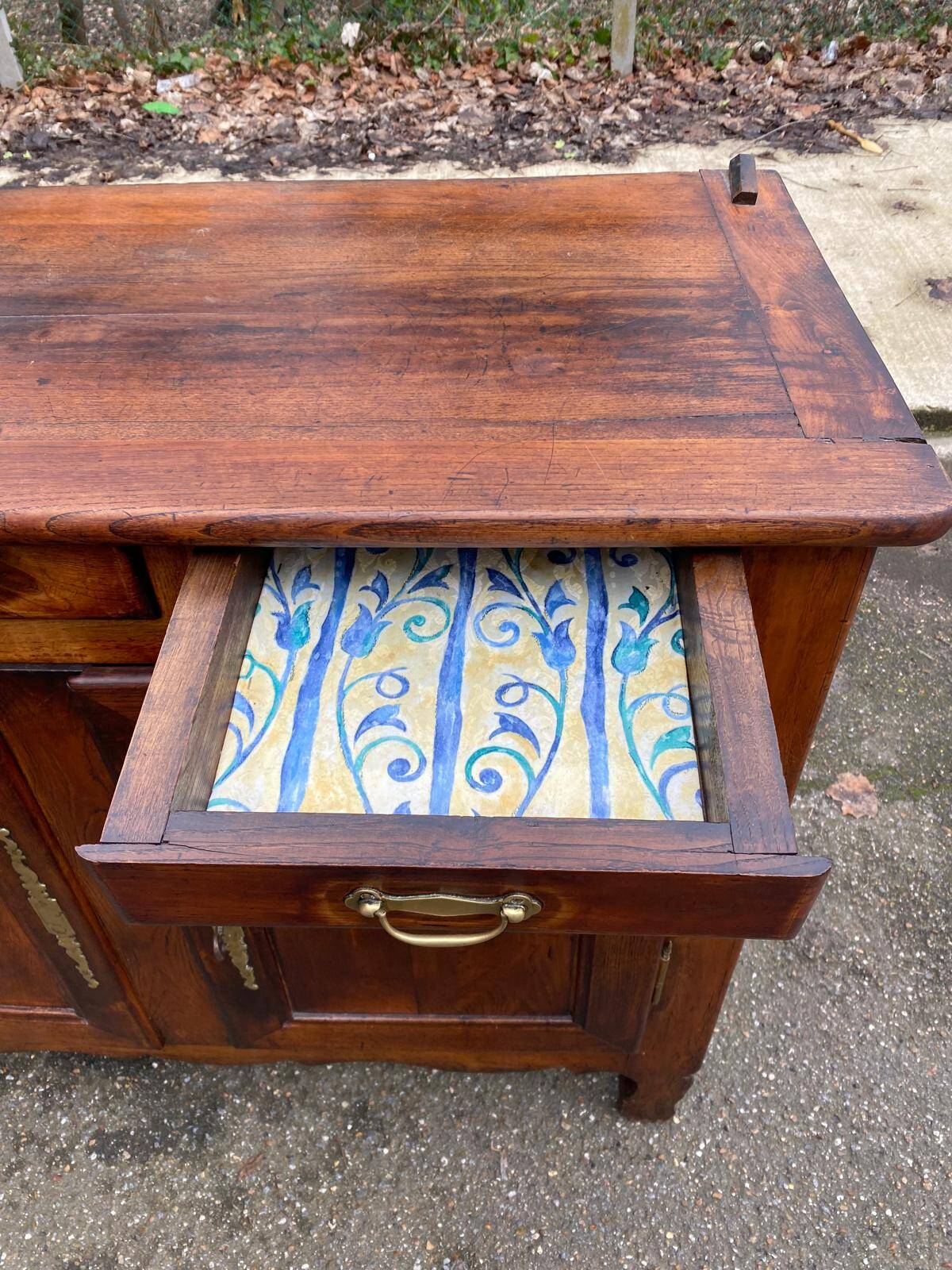 Louis XV buffet in solid wood from the 18th century, 120cm.