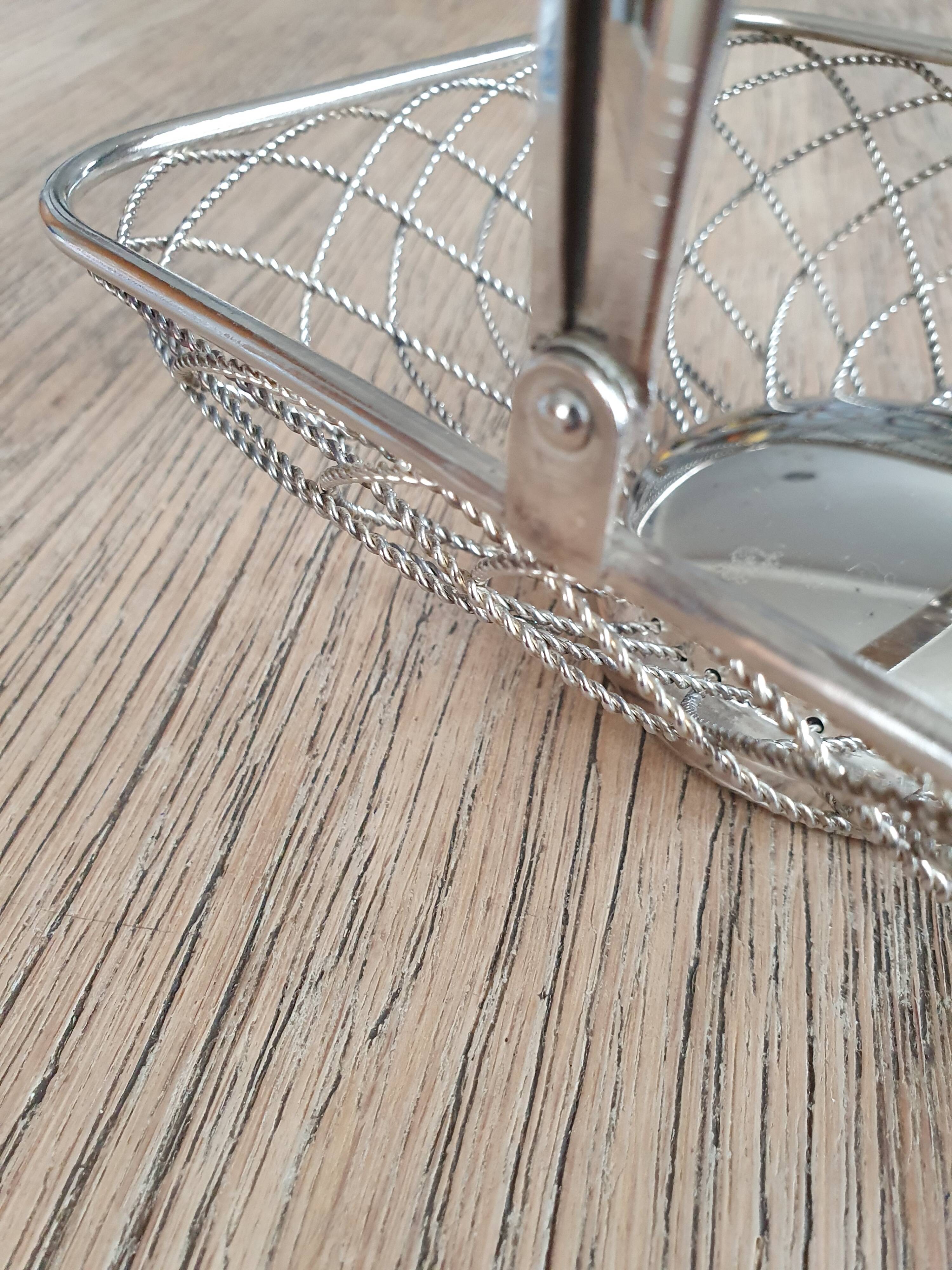 Basket / Basket in chrome-plated braided metal.