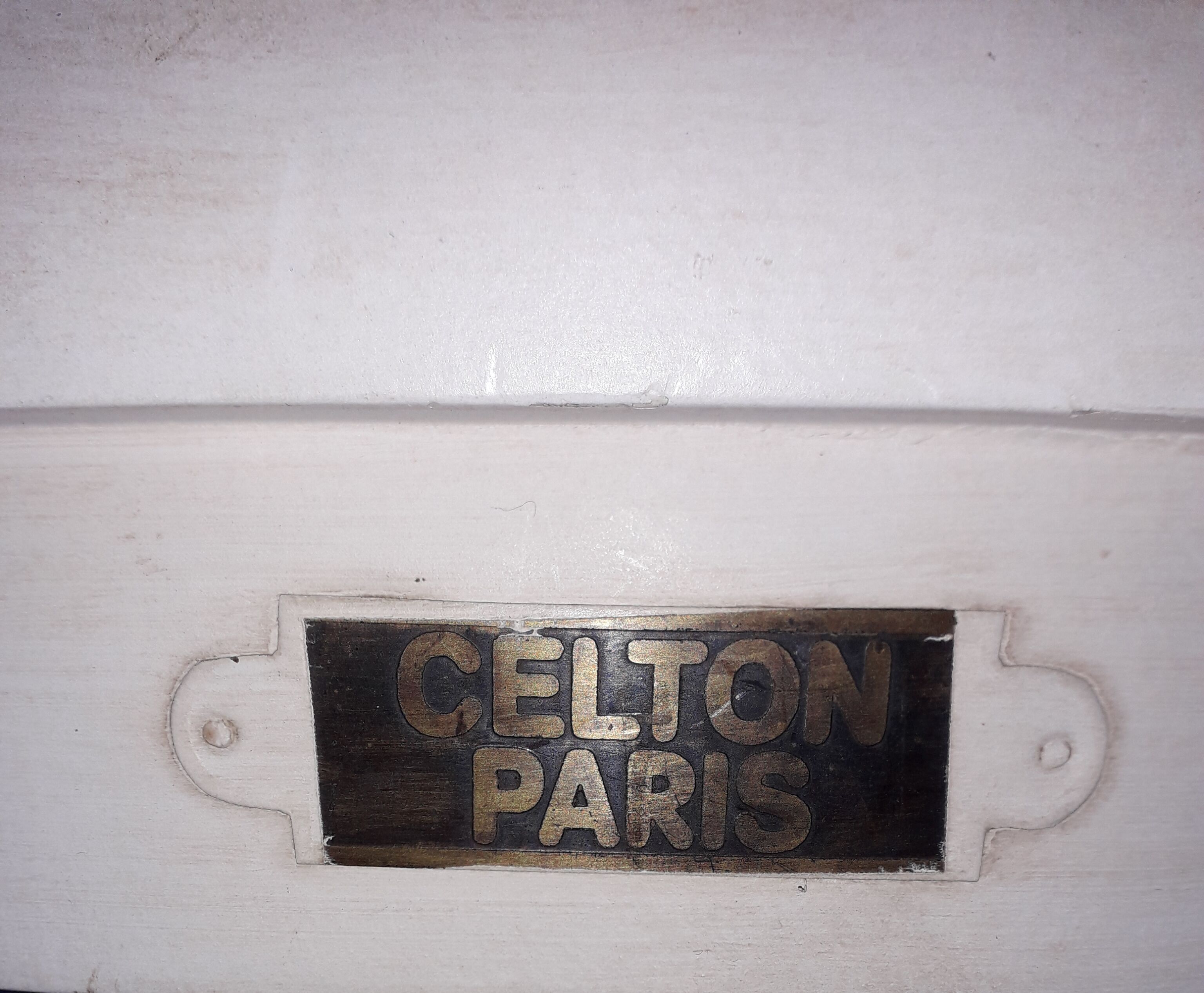 Louis XVI-style gueridon lay white