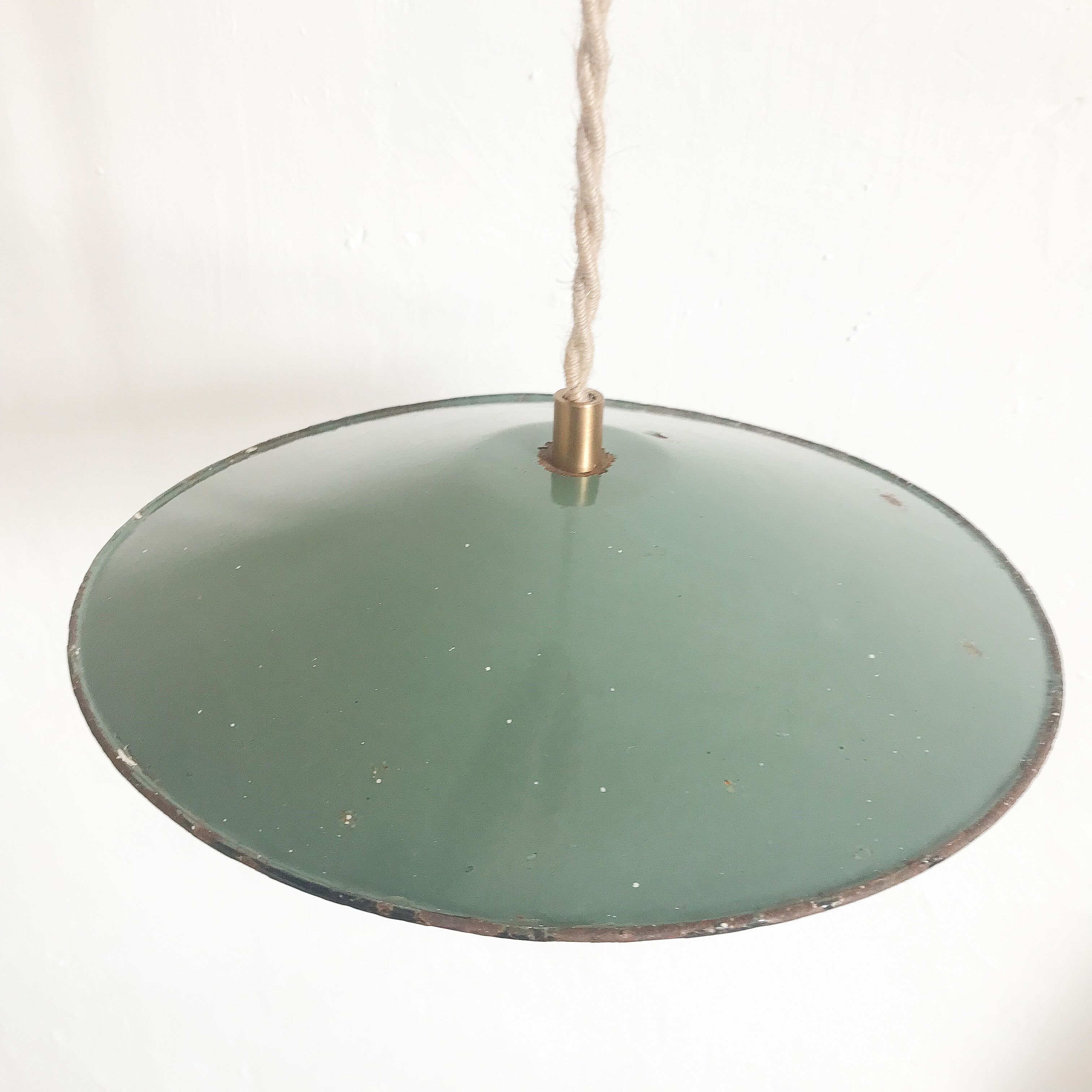 Suspension industrielle en métal gris vert