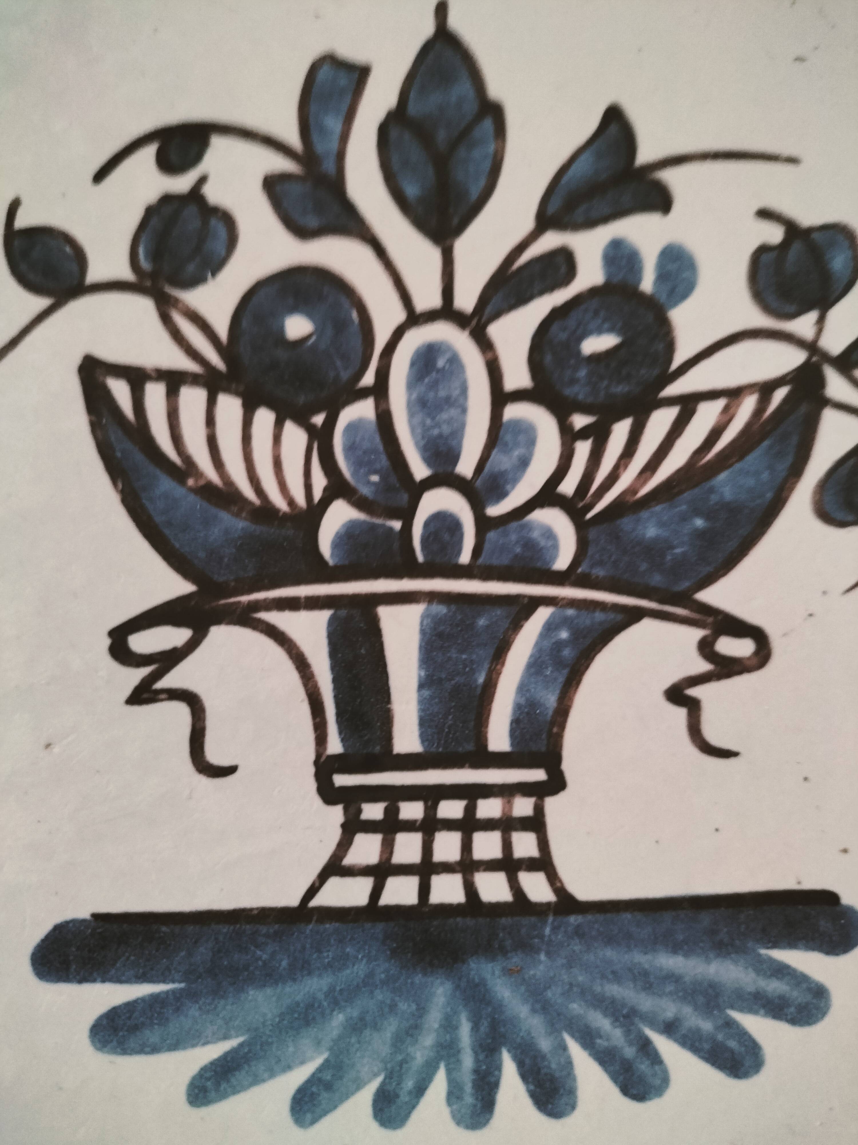 4 earthenware plates with old Rouen decoration, handmade blue floral basket