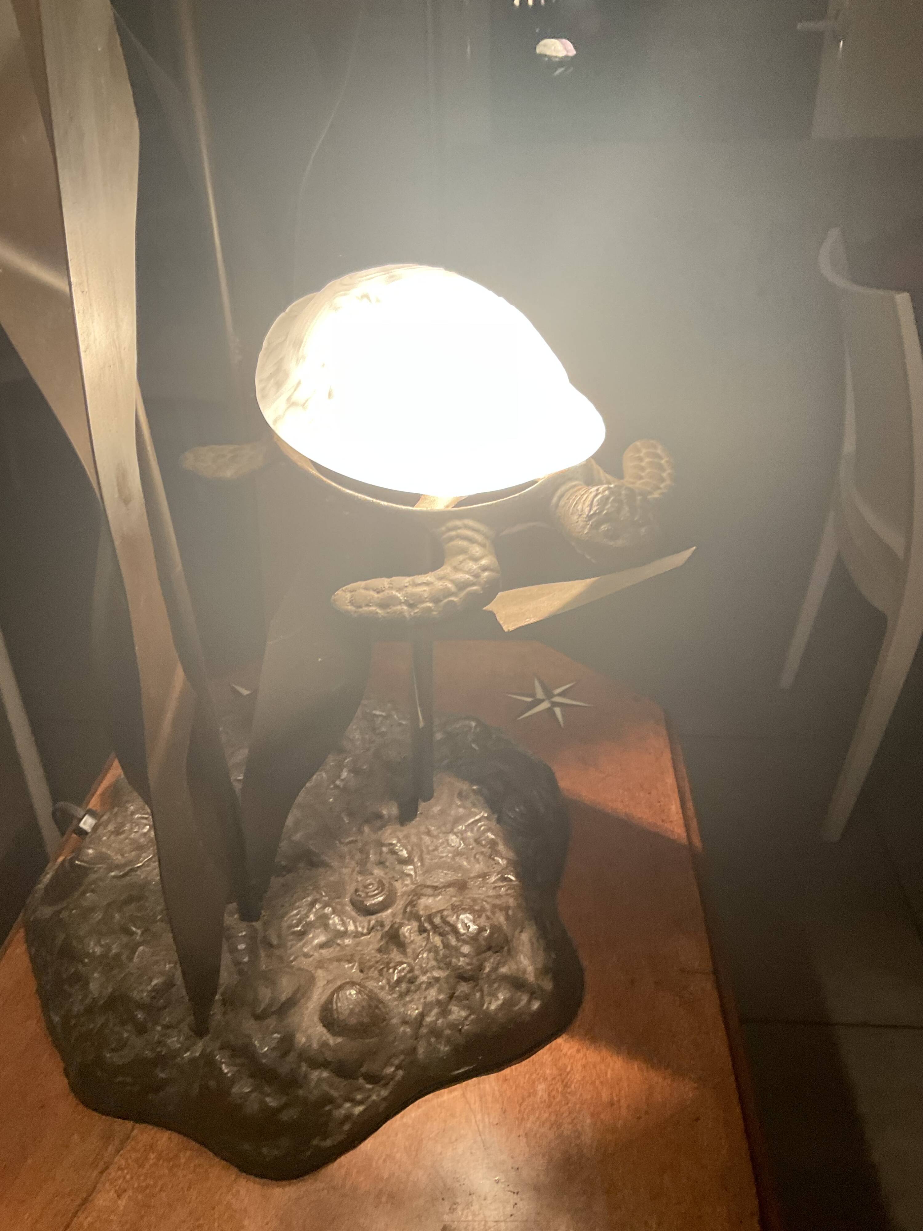 beautiful Art Deco lamp in excellent condition