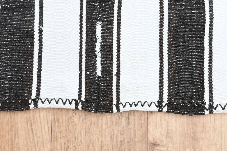Tapis plat à rayures blanches et noires 152 x 243 cm