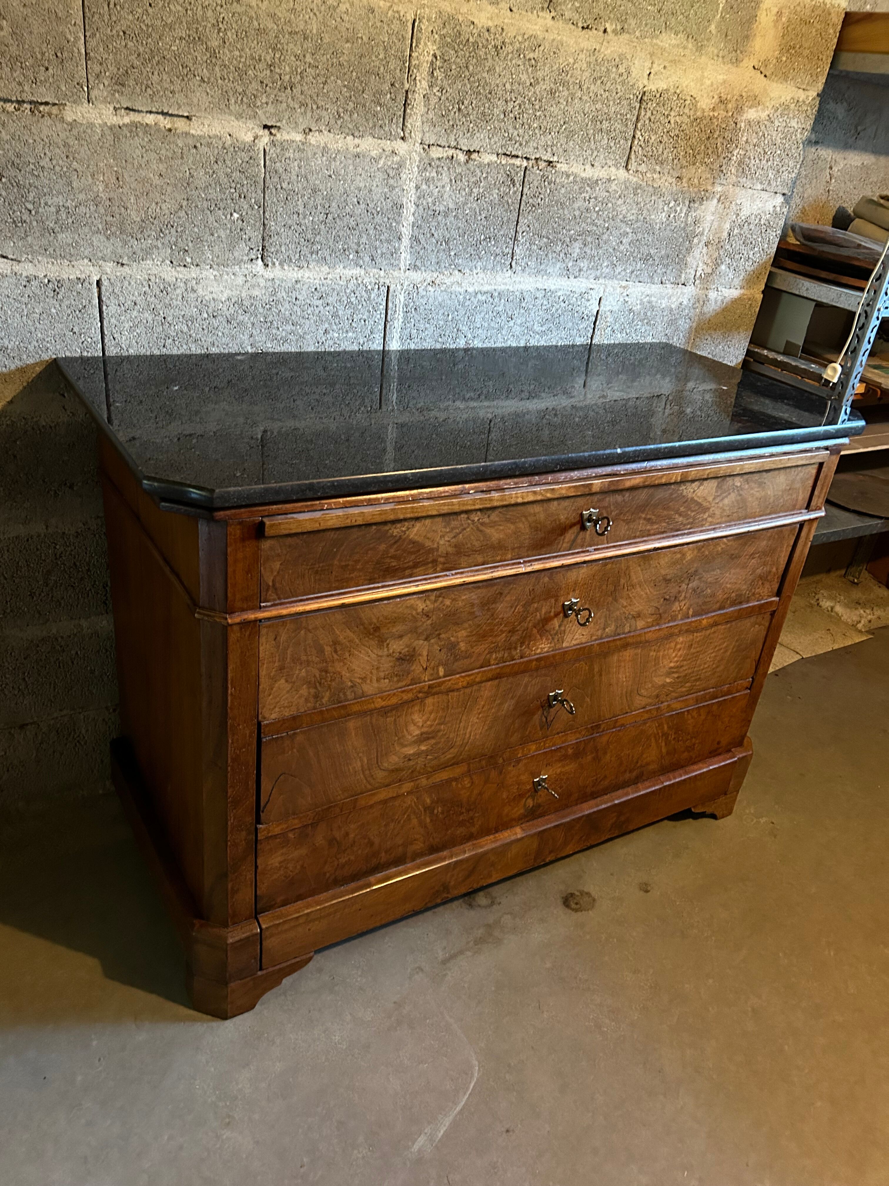 Commode Louis-Philippe noyer ronce plateau marbre noir — XIXe siècle