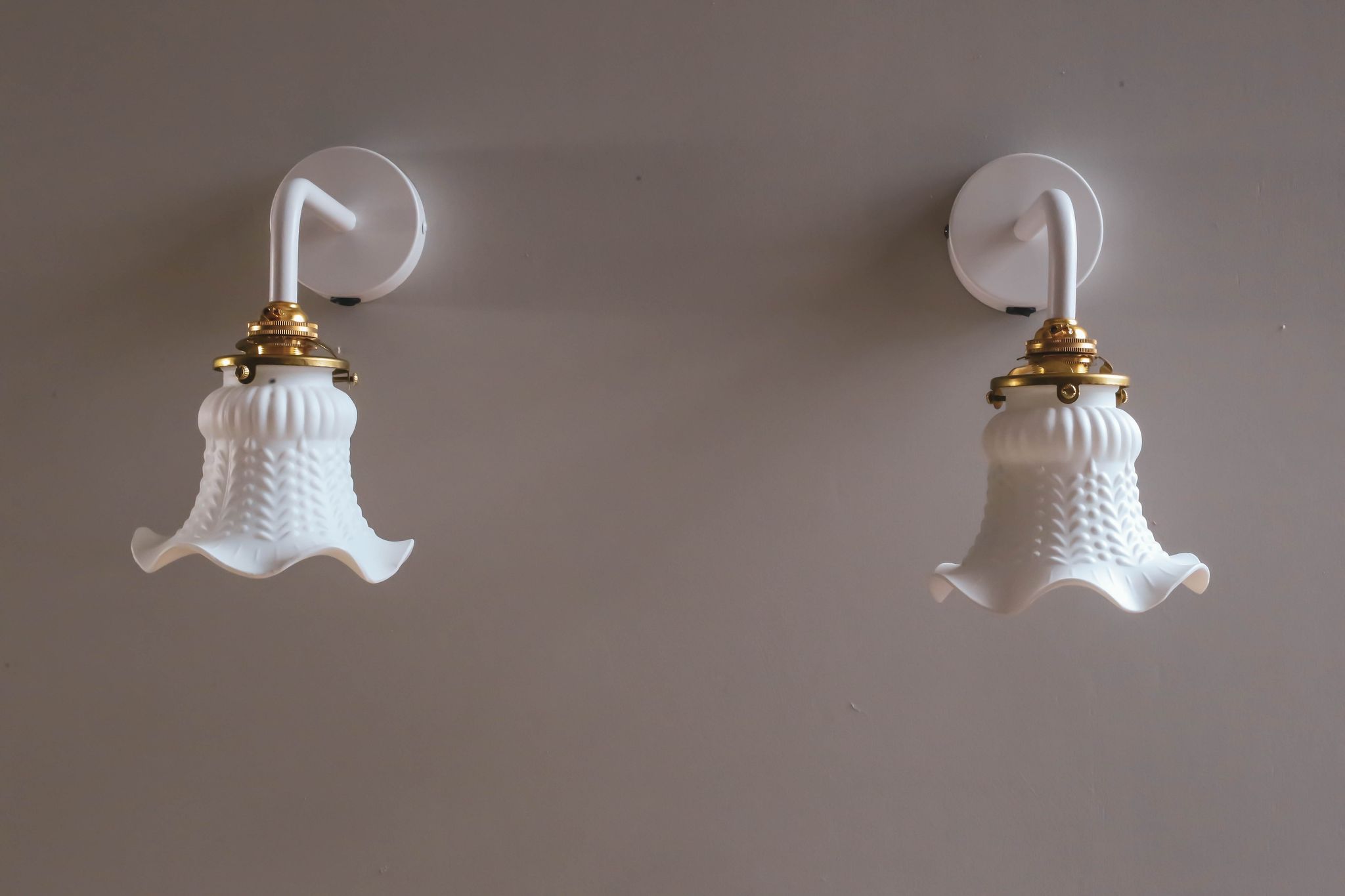 Set of 2 wall sconces in tulip glass painted white