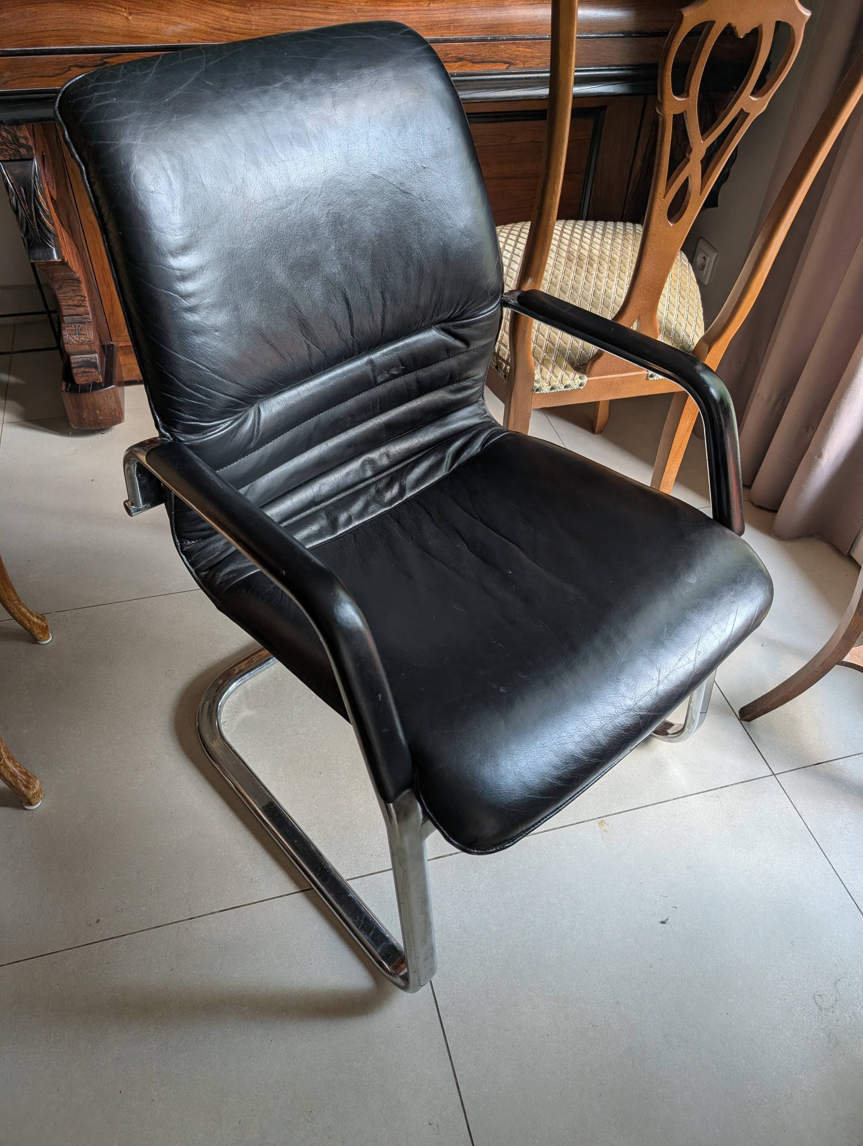 Italian cantilever armchair in black leather and chrome steel from the 1990s.