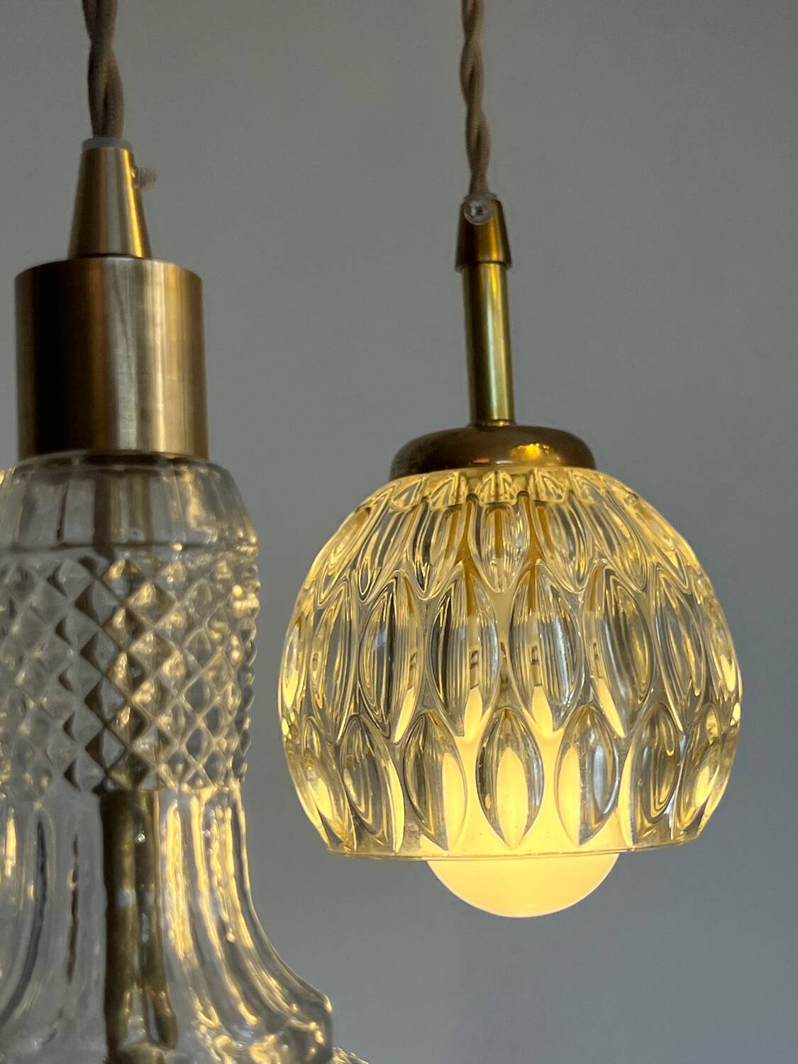 Suspension cascade triple Holophanes and vintage pendants