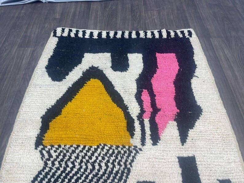 Handmade Berber rug in natural Moroccan wool, size 150 x 260 cm.