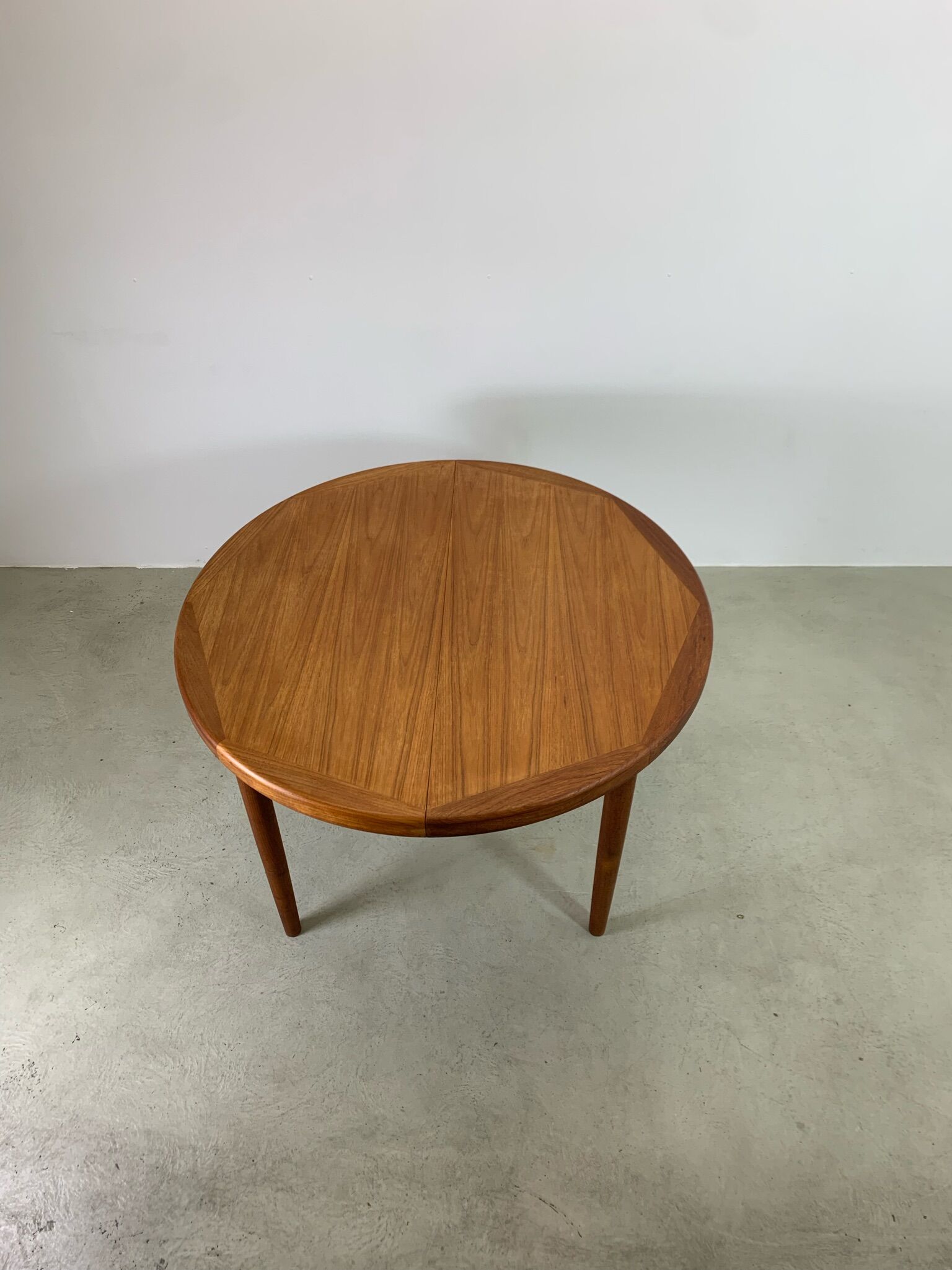 Round extending dining table in teak by Velje 1960s Denmark