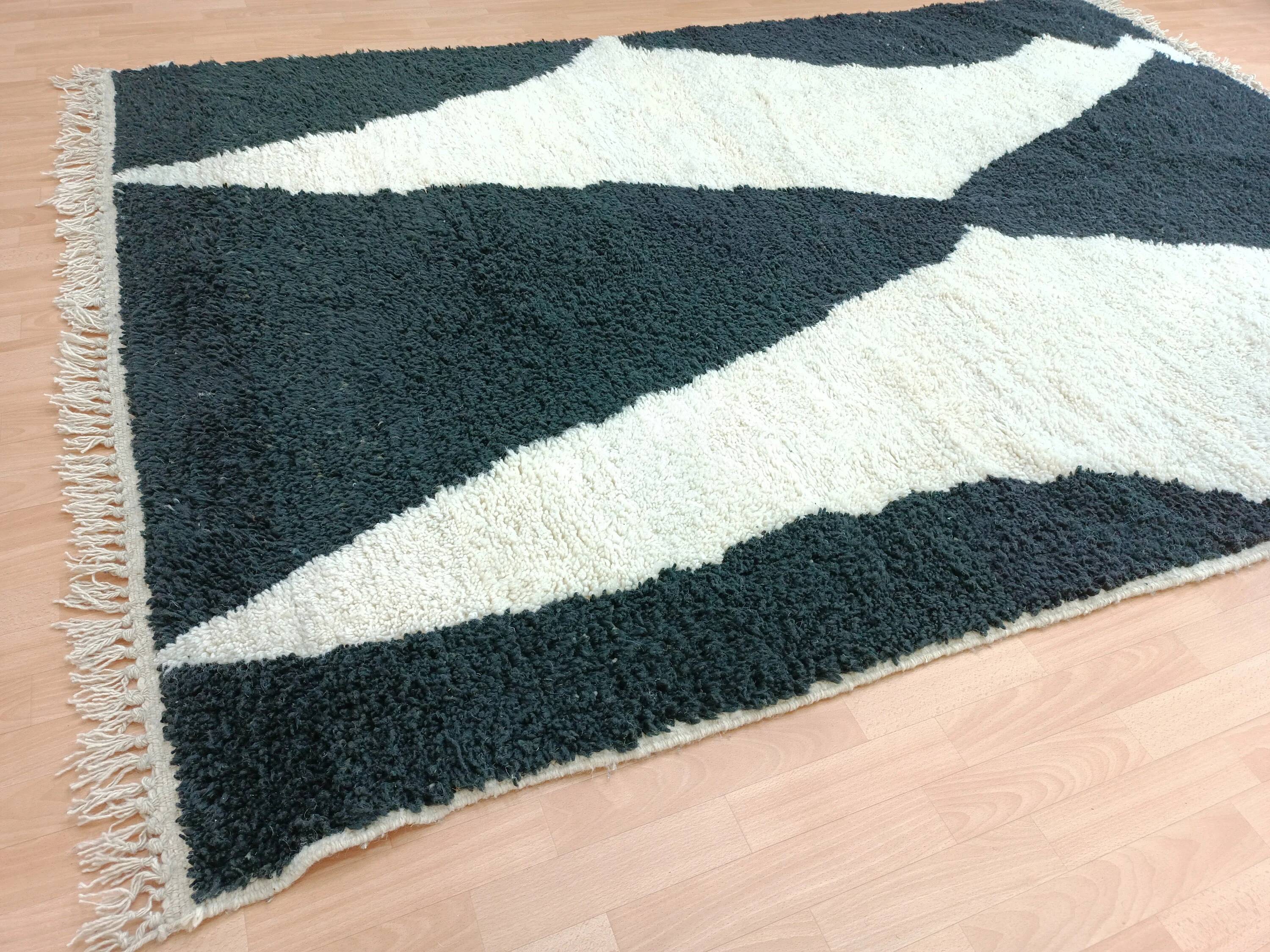 Moroccan wool rug handwoven 2.5x1.5 m
