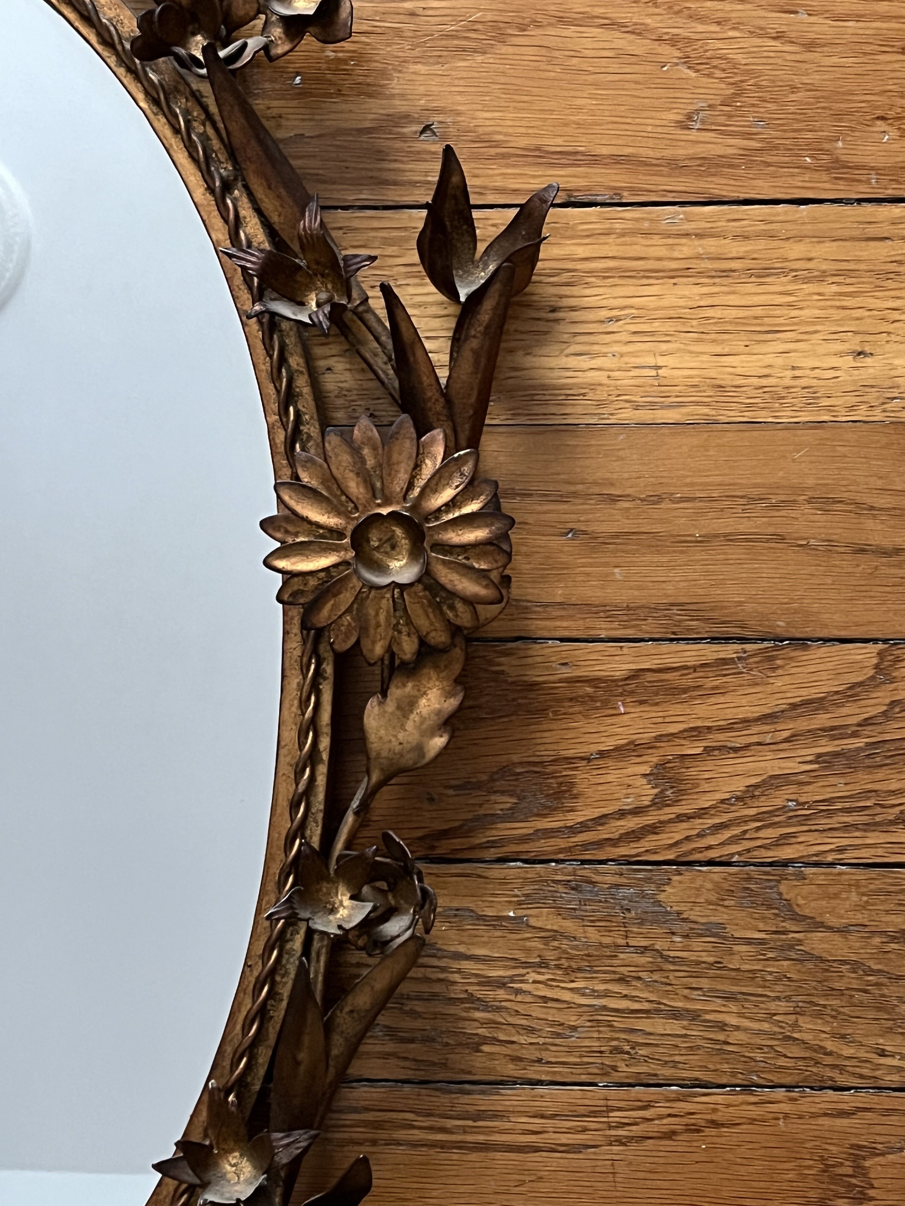 Miroir ovale en métal doré