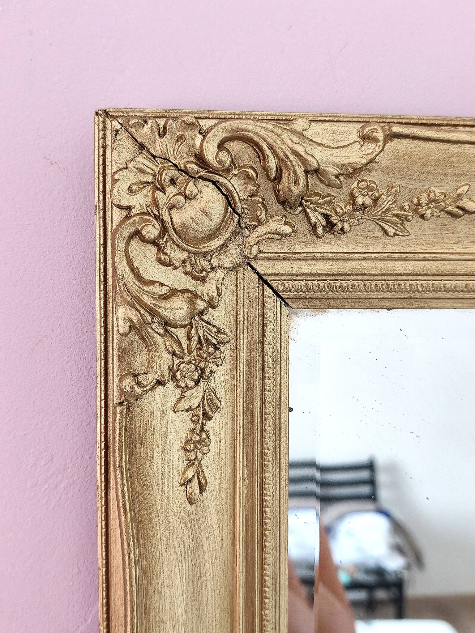 Miroir ancien doré richement sculpté