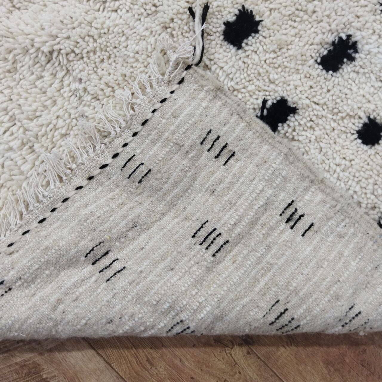 Large Moroccan Berber rug in cream wool with black patterns 290 x 200 cm