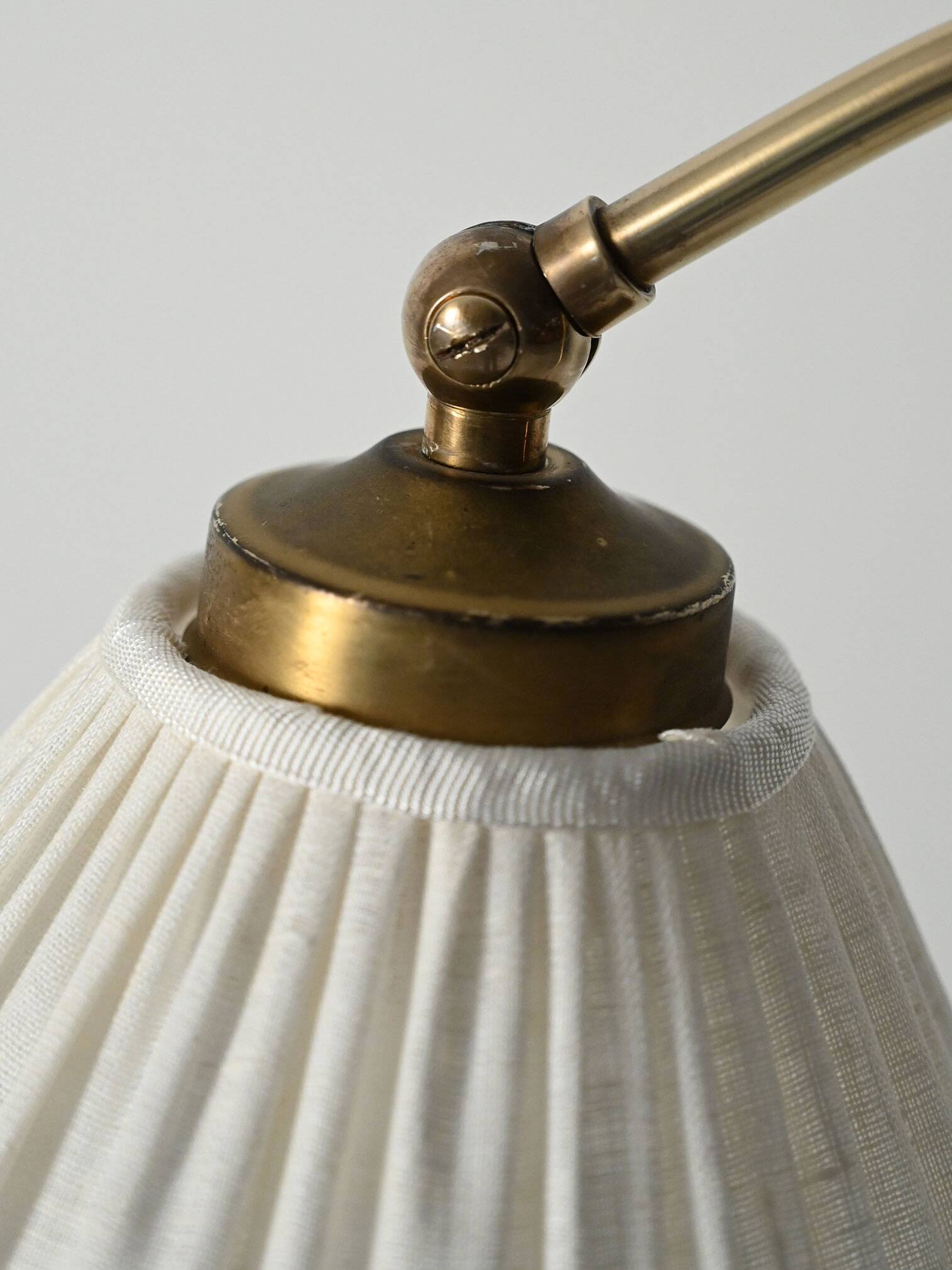 Lampadaire scandinave en laiton à col courbé, années 1950