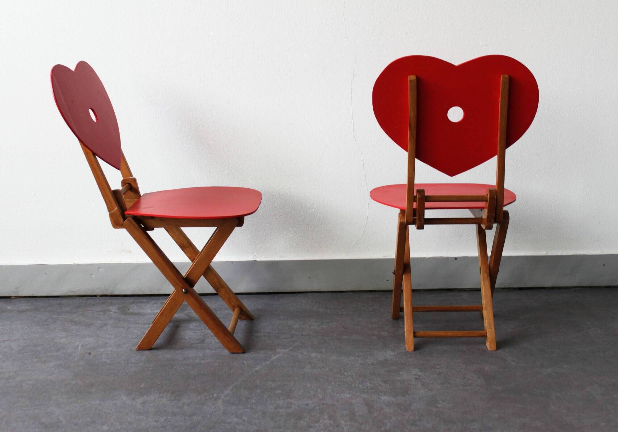 Paire de chaises pliantes vintage en bois pour enfants.