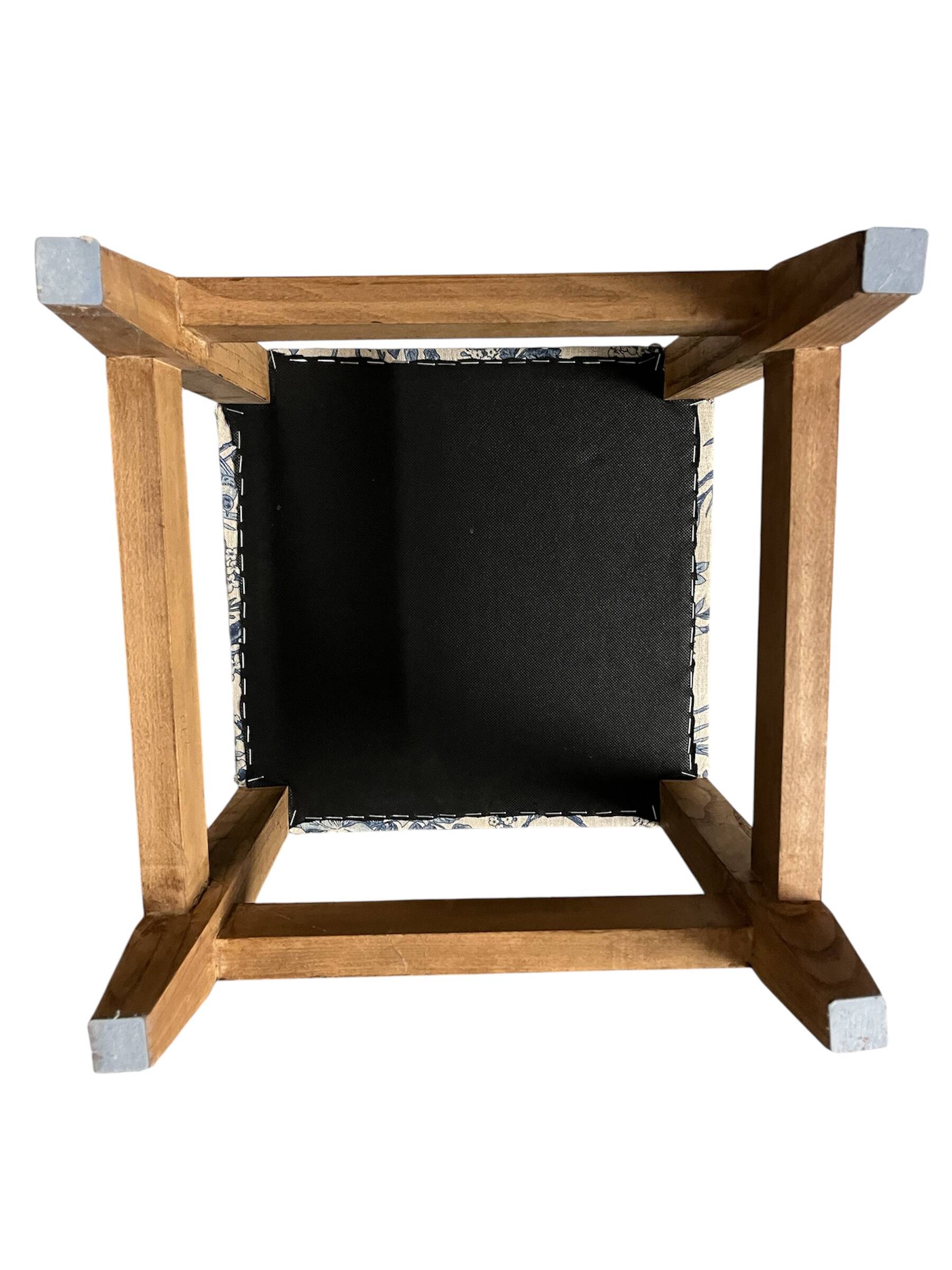 Square pouf with a checkered pattern.