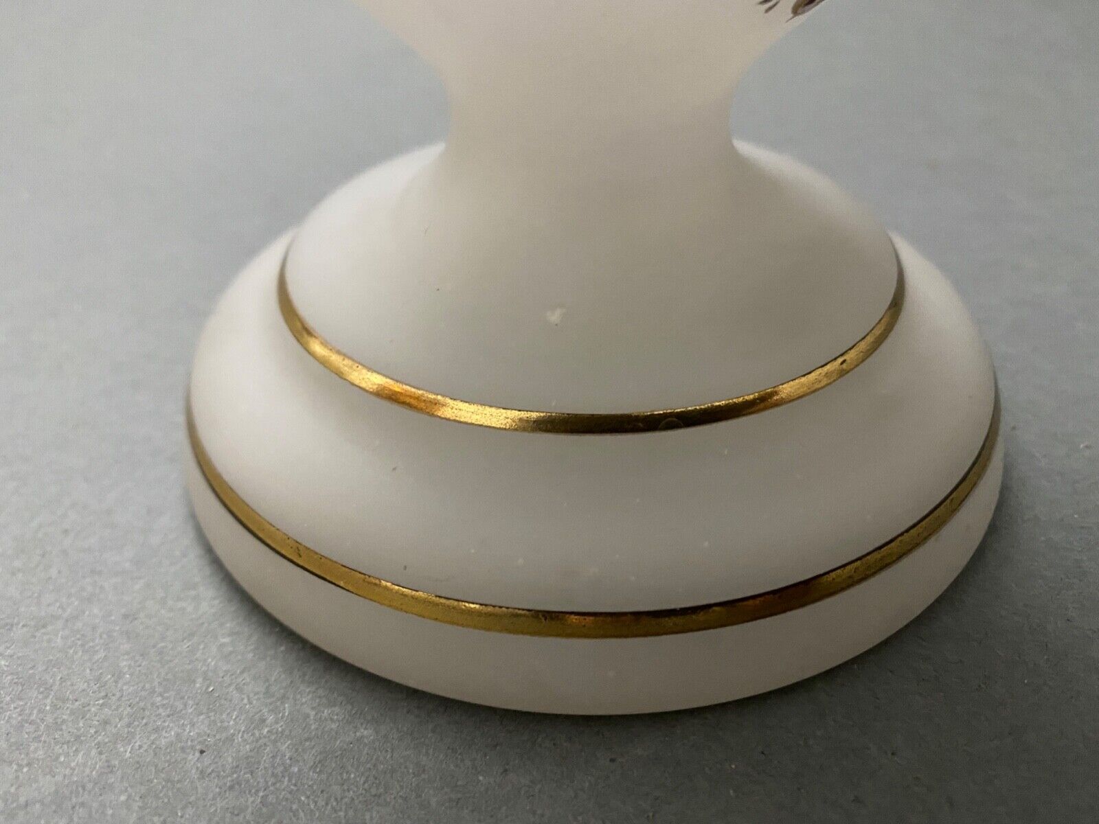 Vase en opaline decor emaille Louis XVI fin XIXe
