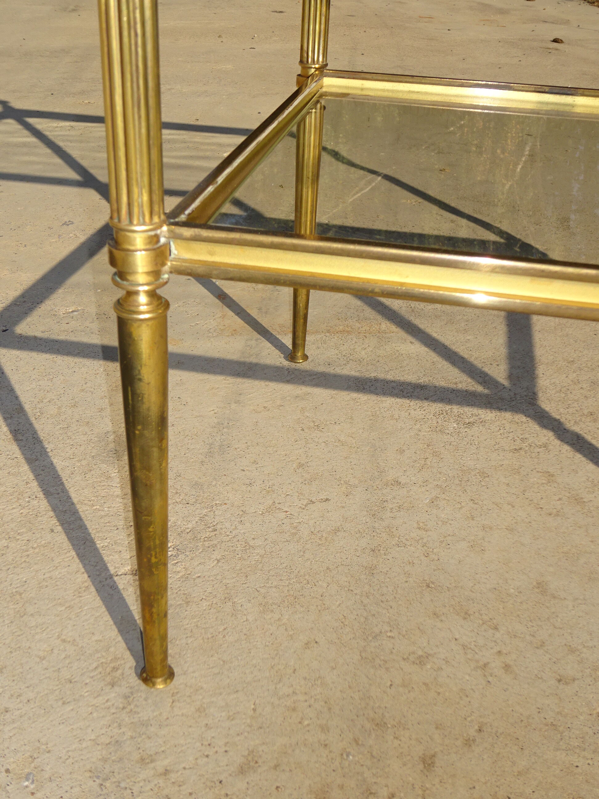 Table de salon en laiton et verre, double plateaux
