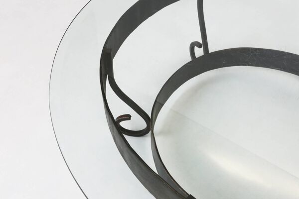 Table basse ronde rustique avec base en fer forgé et plateau en verre, France, années 1930