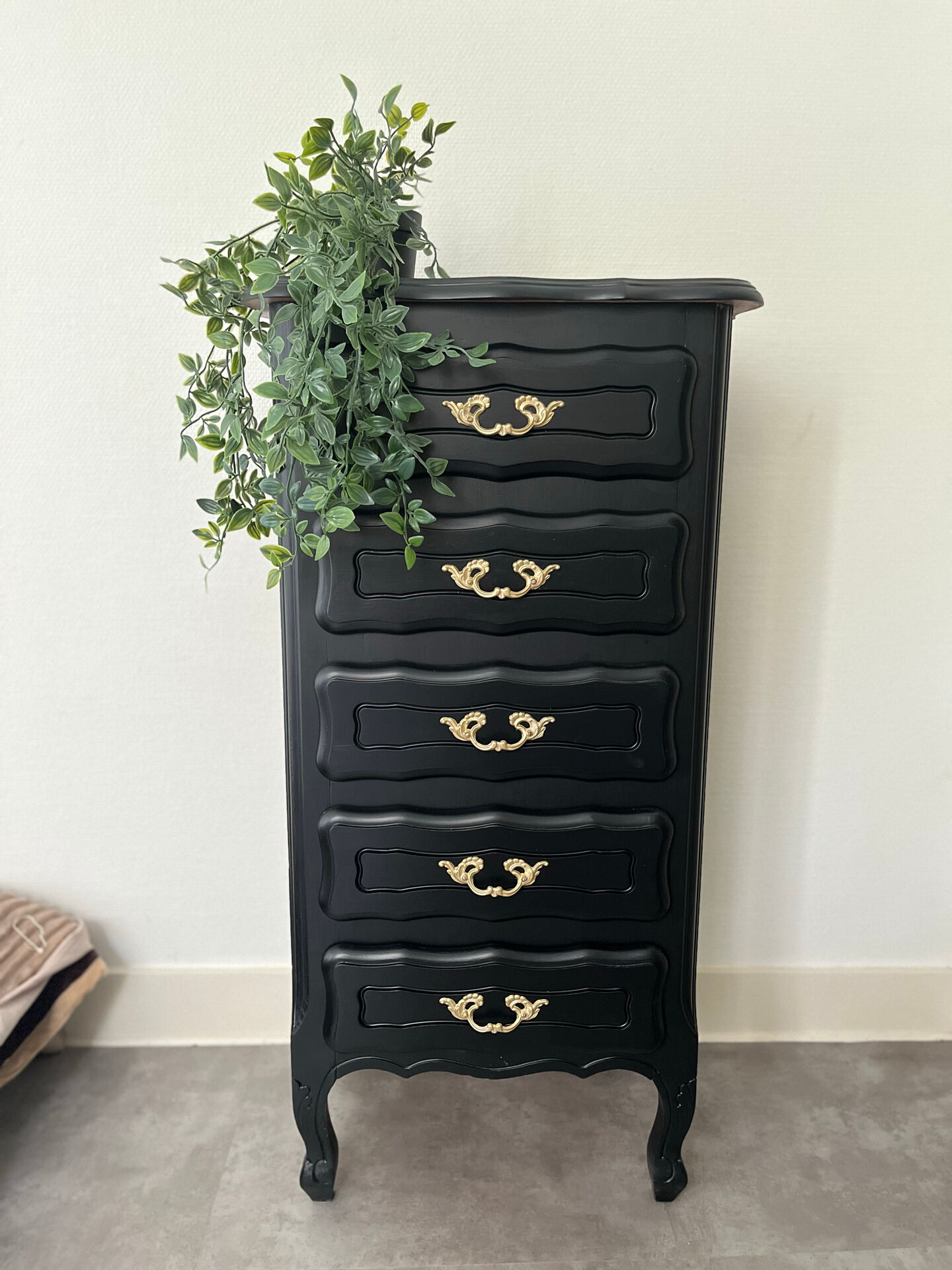 Wooden chest of drawers