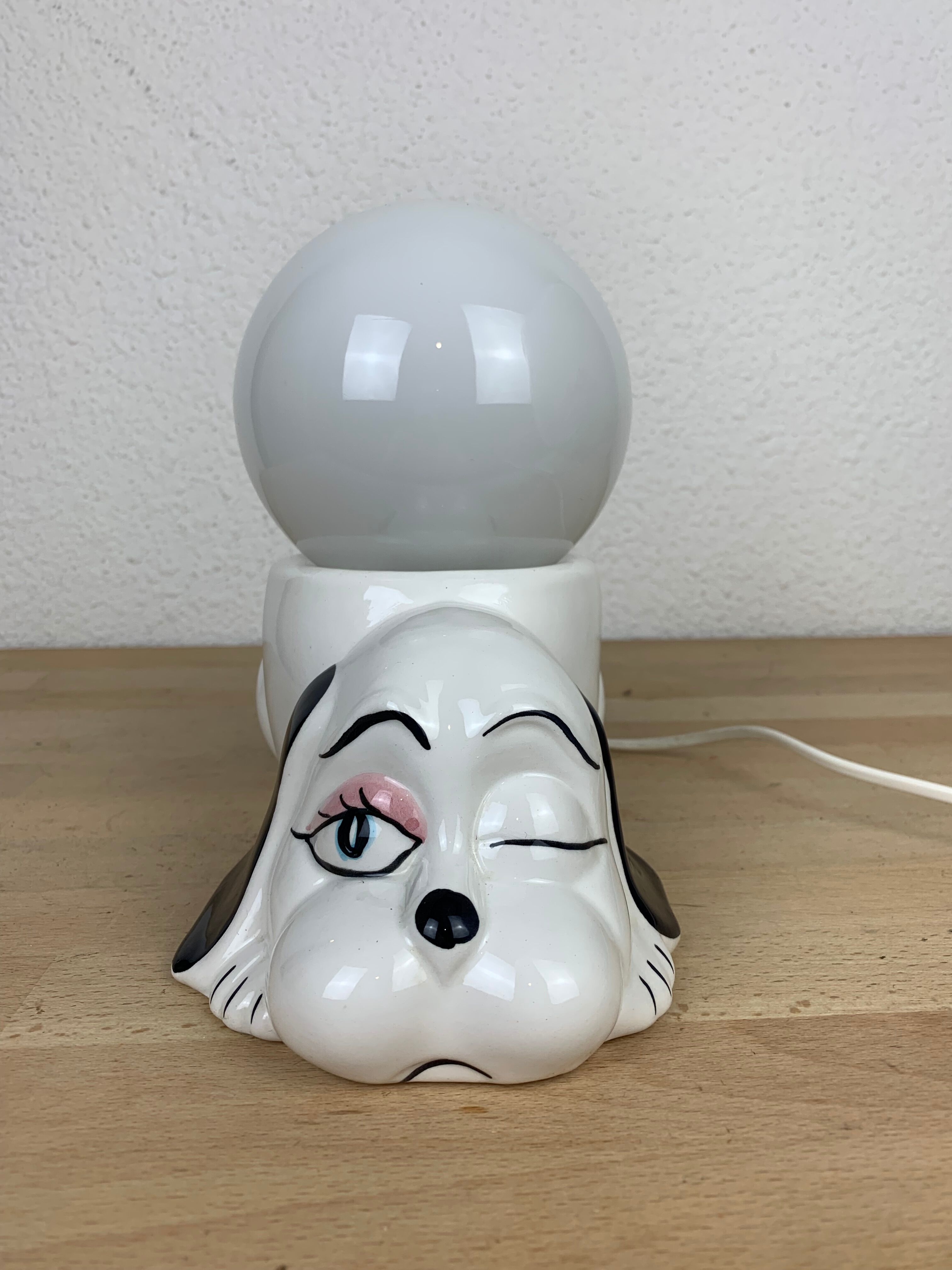 Lampe chien en céramique et globe opaline