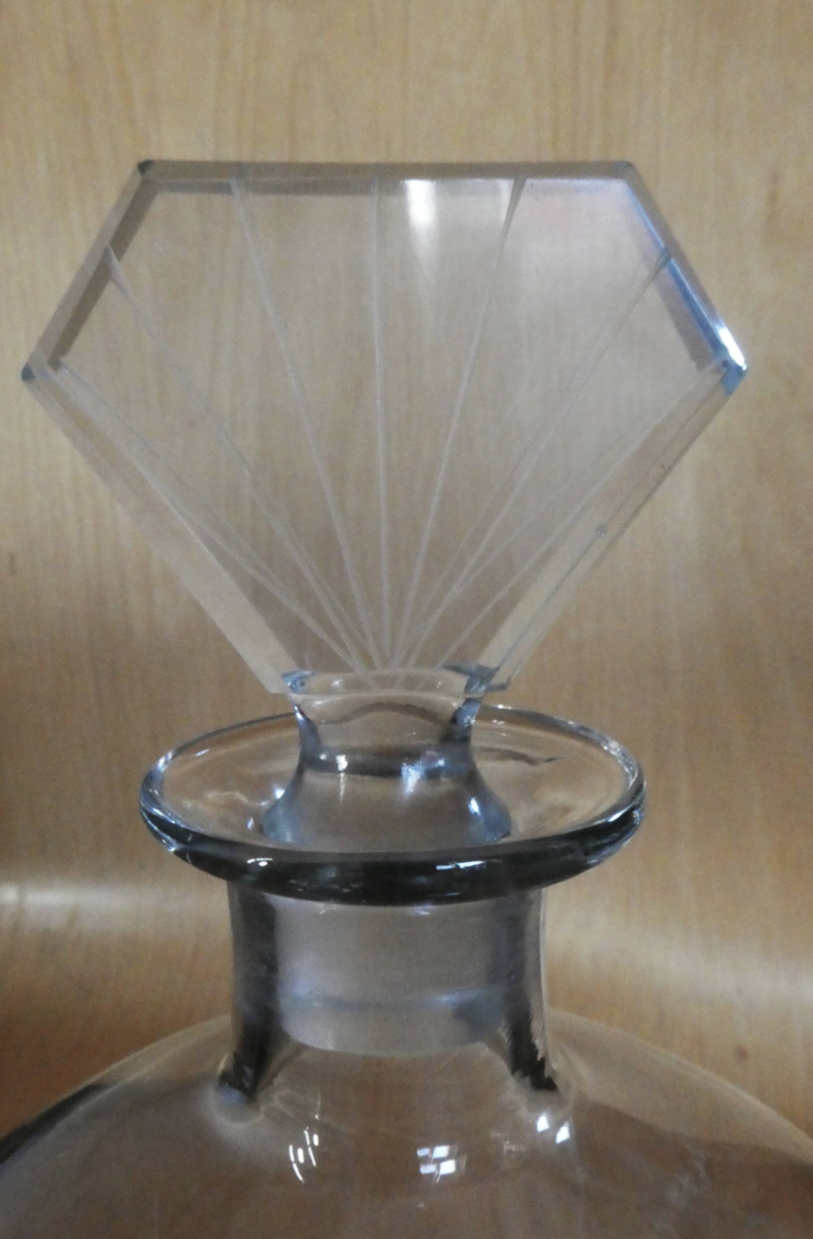 Elegant and refined Art Deco crystal carafe with a geometric design