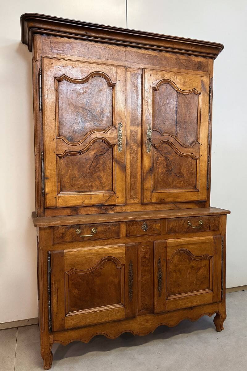 Bressan buffet with two bodies from the Louis XV period in walnut and elm.