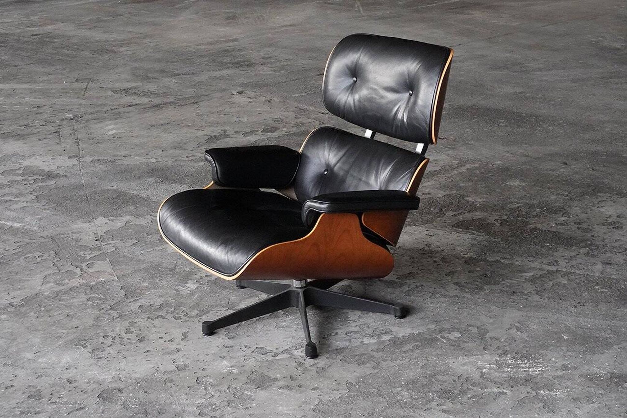 Fauteuil Lounge par Ray & Charles Eames pour Vitra, années 2000.