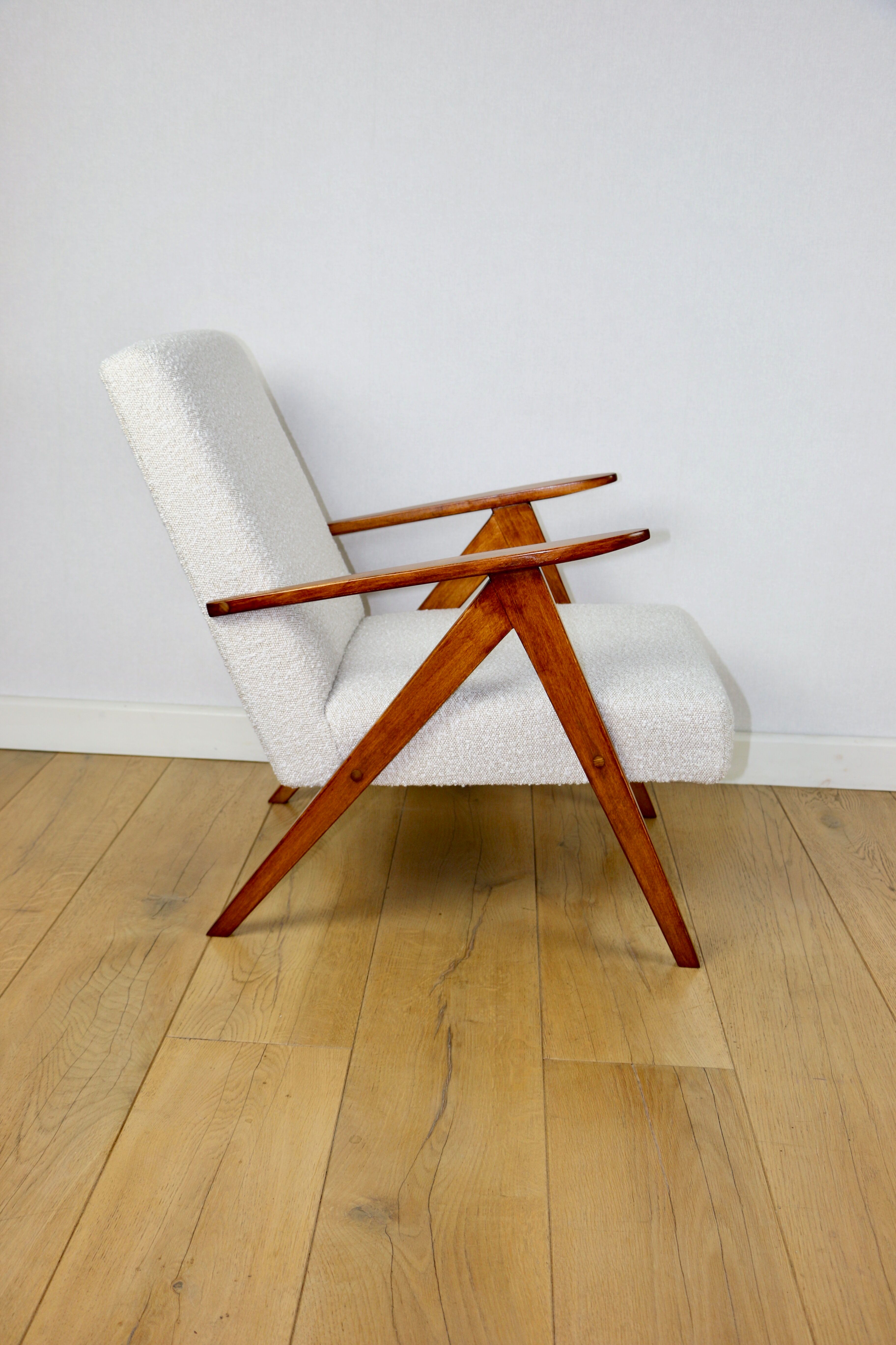 Vintage armchair B-310 VAR white structural boucle 1970s - beech-coloured wood