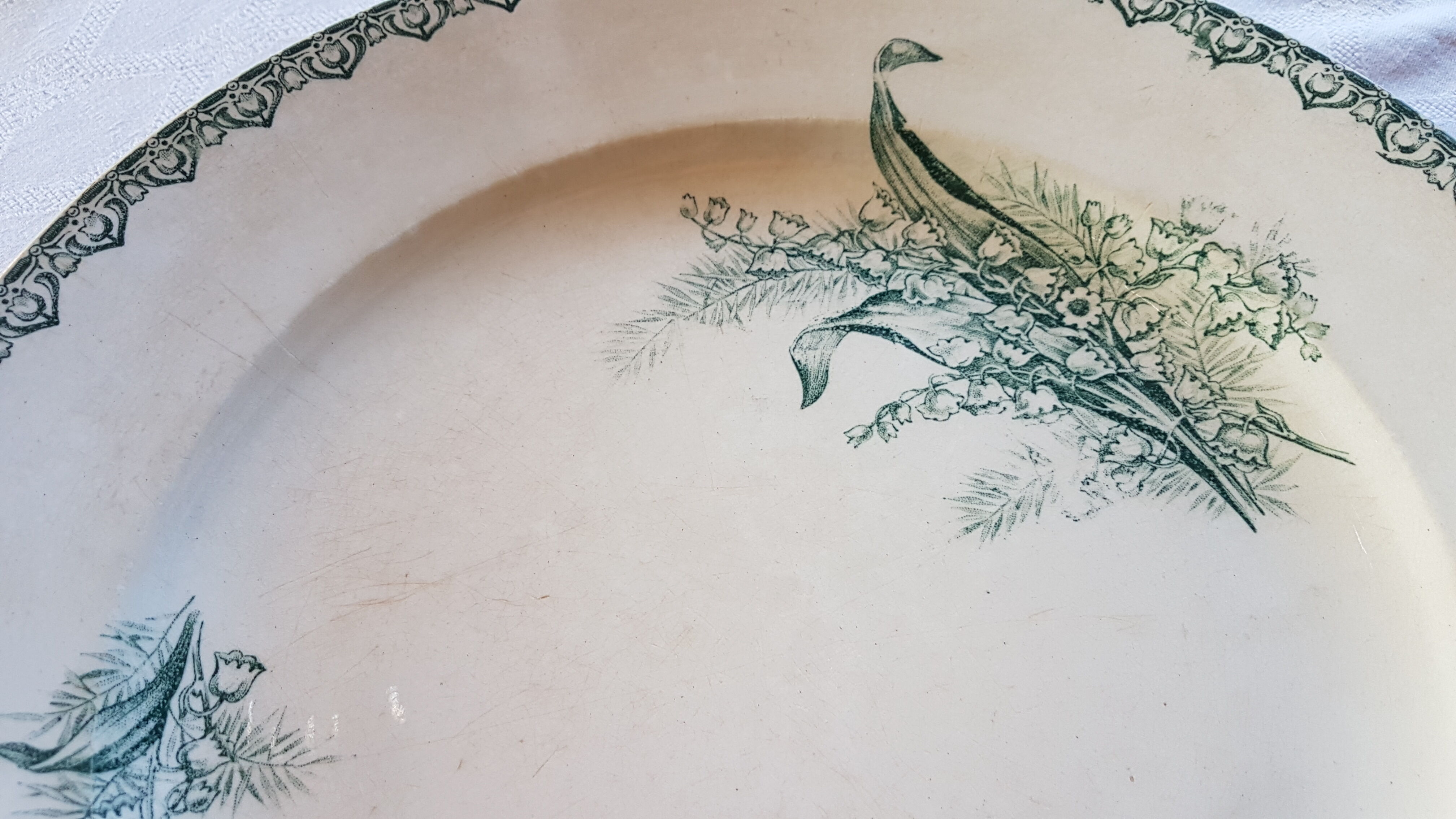 Saint Amand earthenware dish decorated with flowers