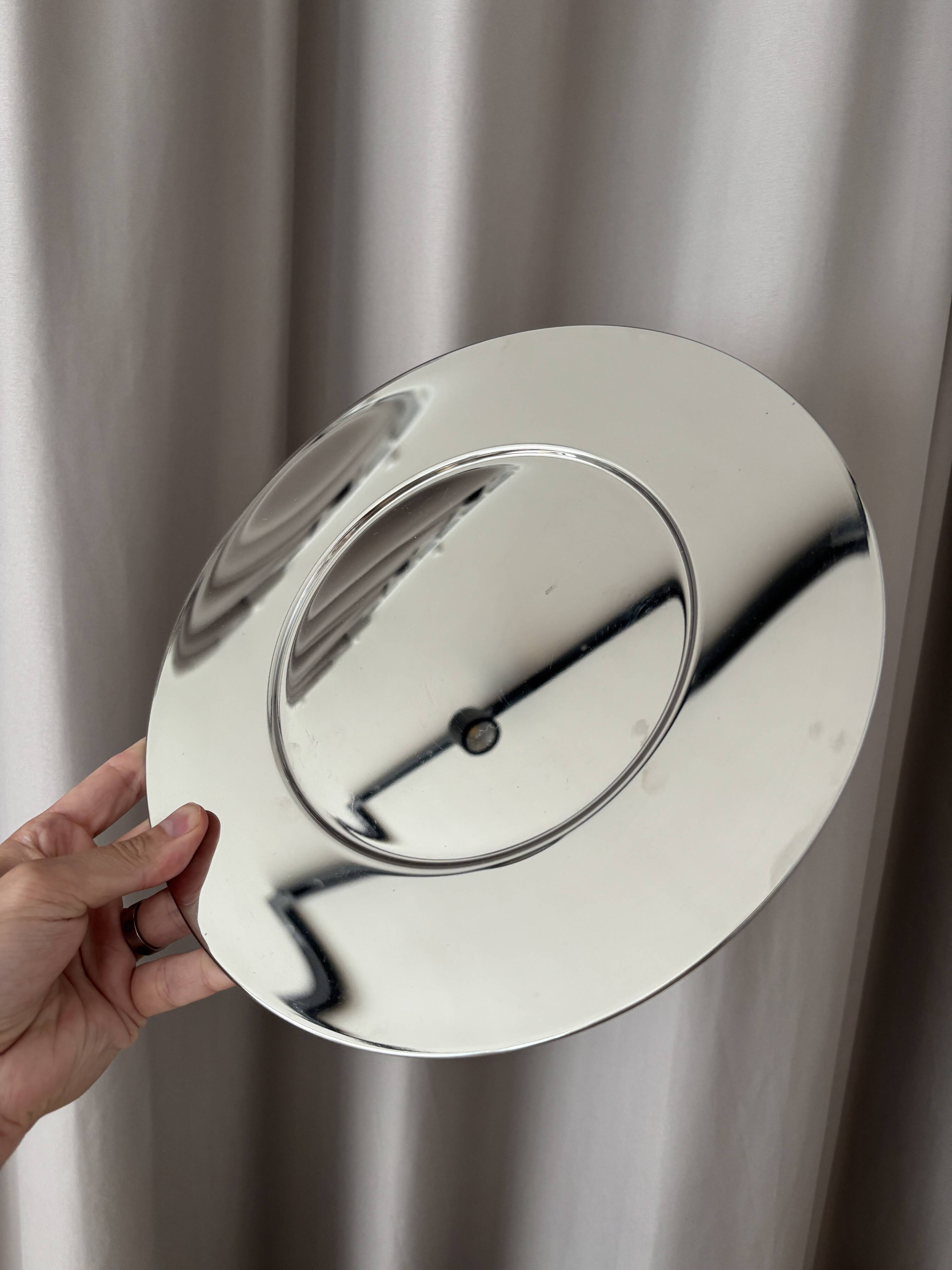 modernist presentation plates in polished mirror steel – Bouillet Bourd