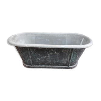 Zinc bathtub of the nineteenth century