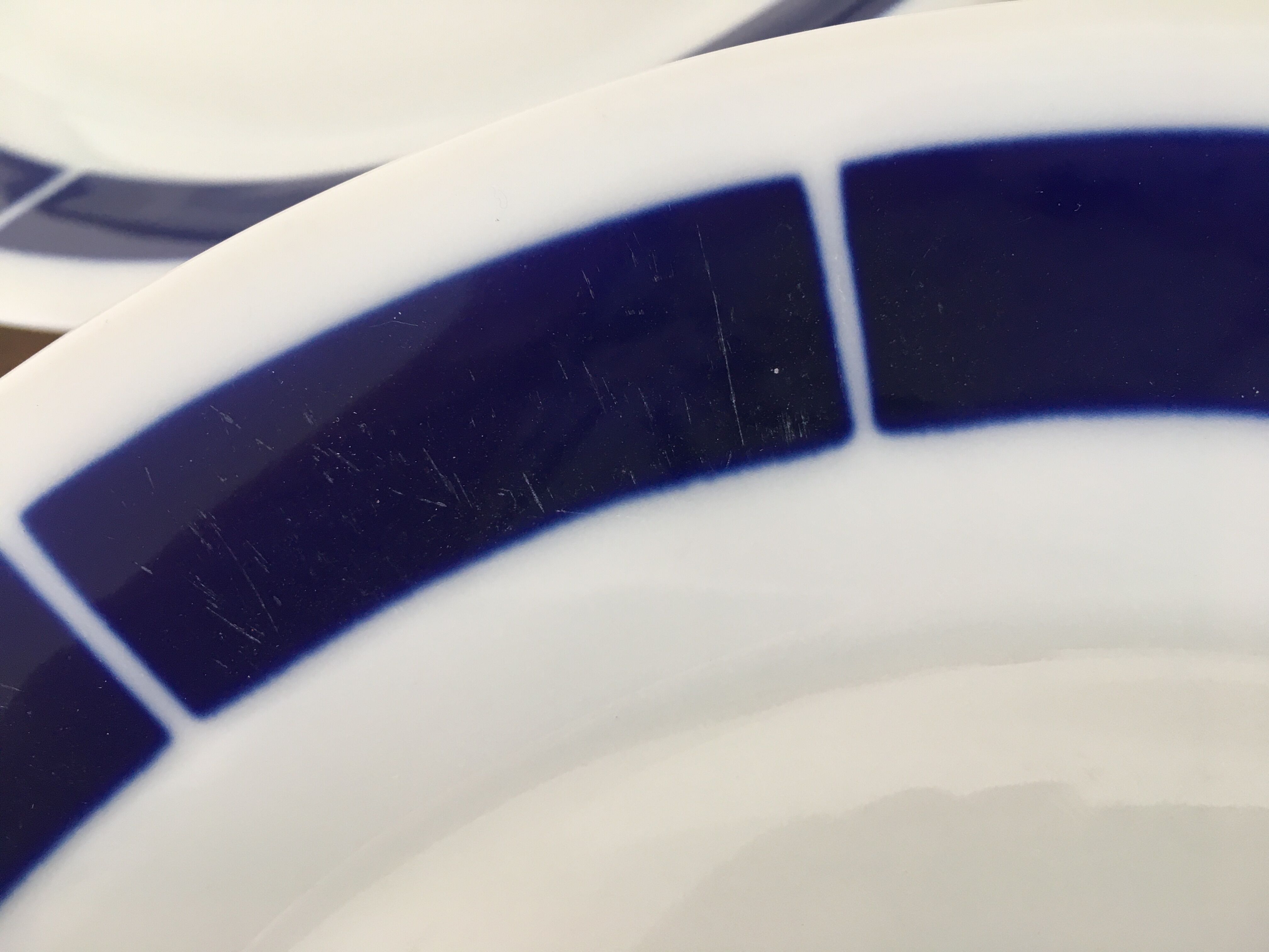 Service de 52 pièces blanches motif bleu