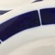 Service de 52 pièces blanches motif bleu
