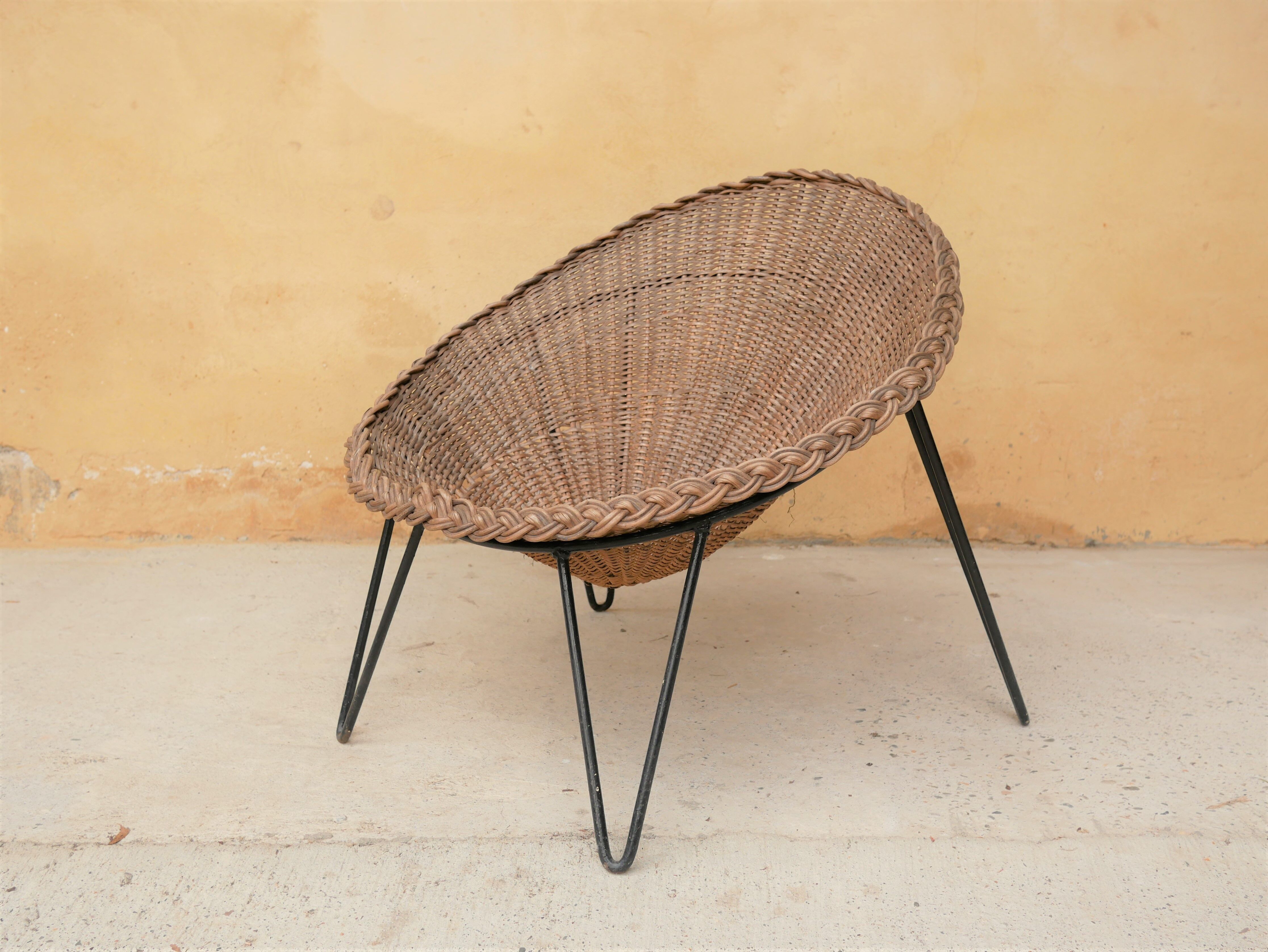 Vintage armchair in rattan feet metal