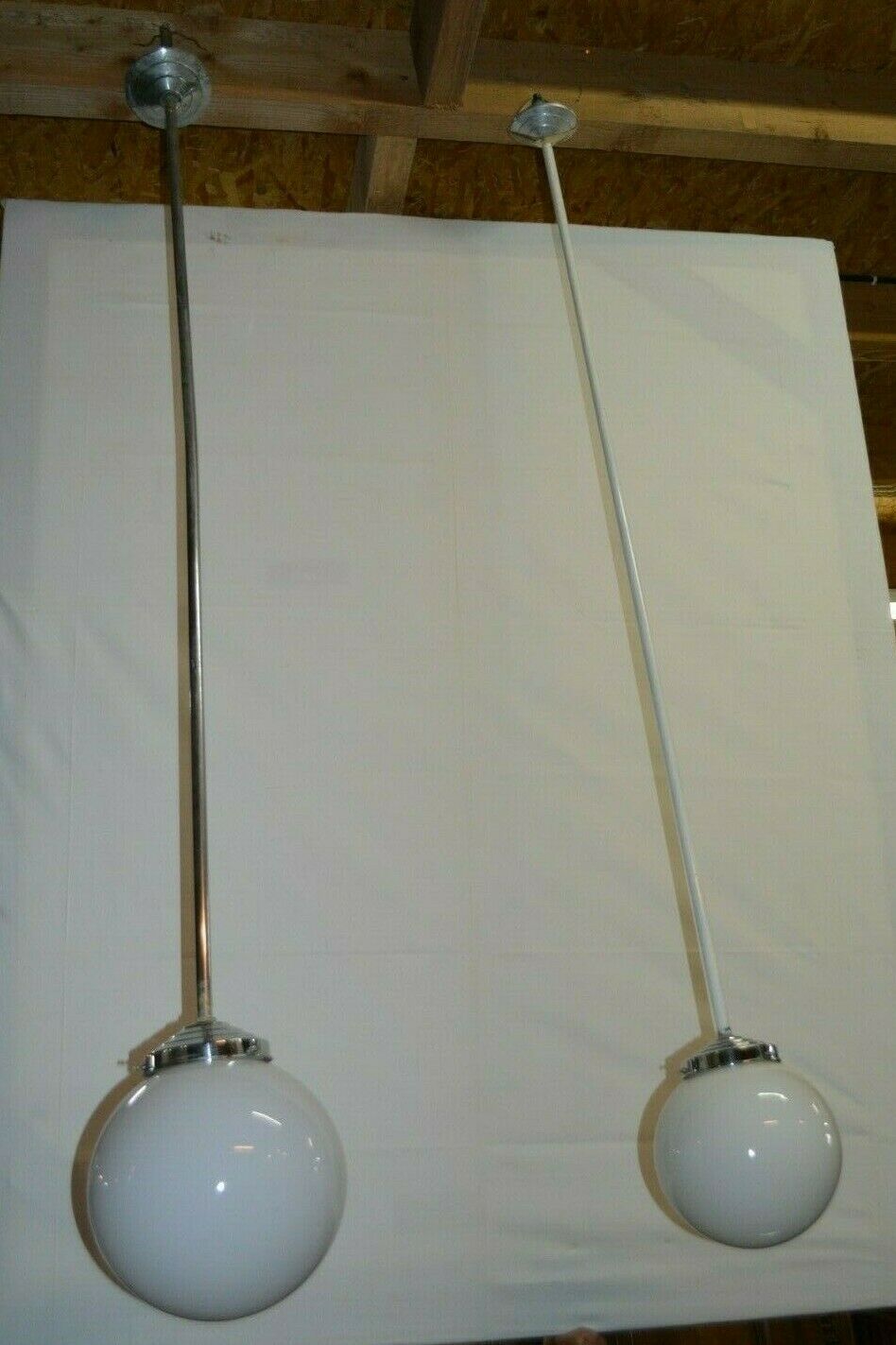 Suspension vintage avec une boule en opaline blanche