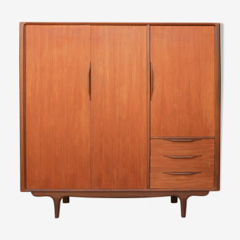 Armoire penderie scandinave en teck par les éditions Roche-Bobois