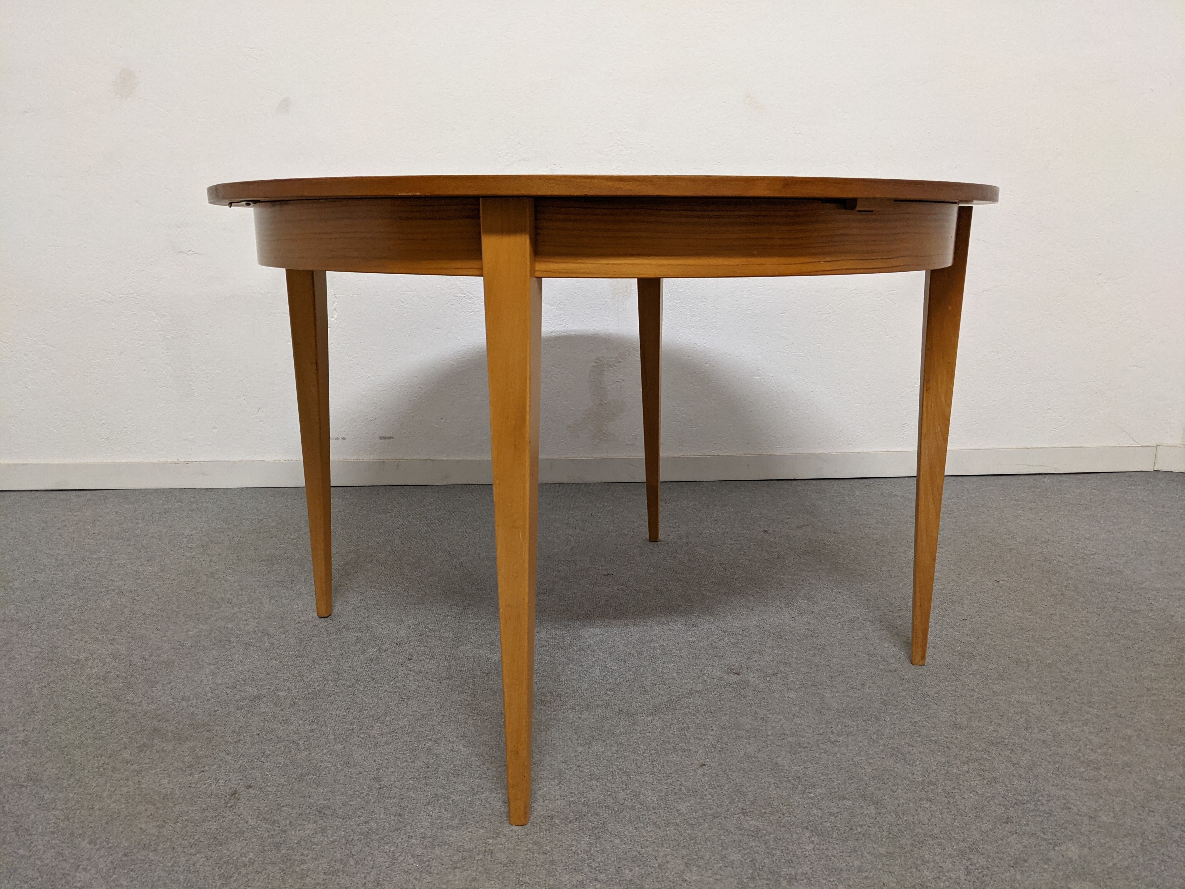 Vintage round table extended by the 50s/60s