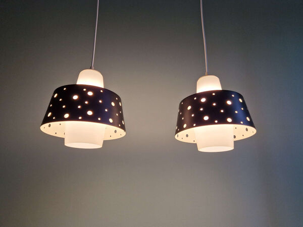 Duo de suspensions scandinaves en opaline blanche et métal laqué noir, 1960