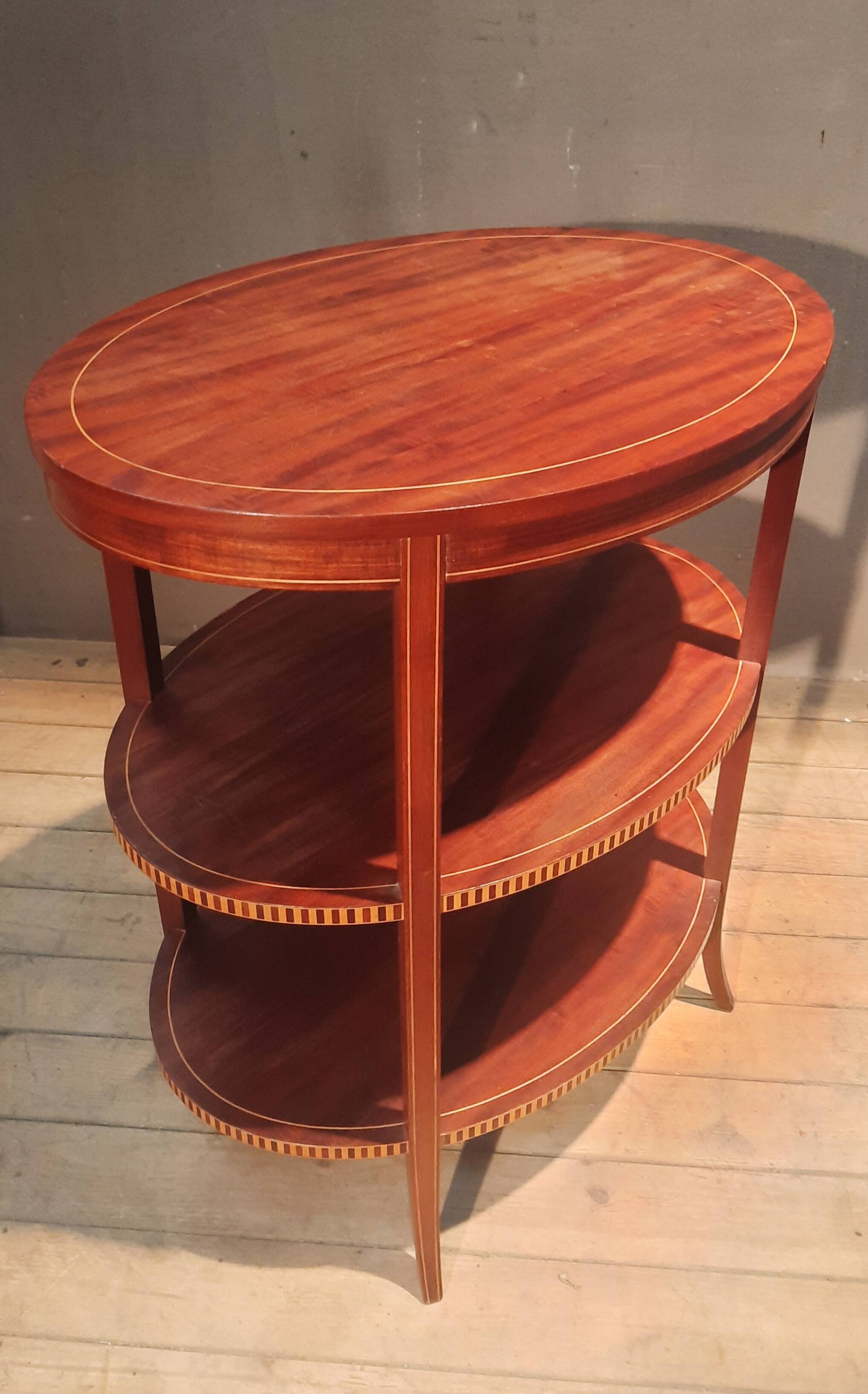 Oval gueridon with 3 trays